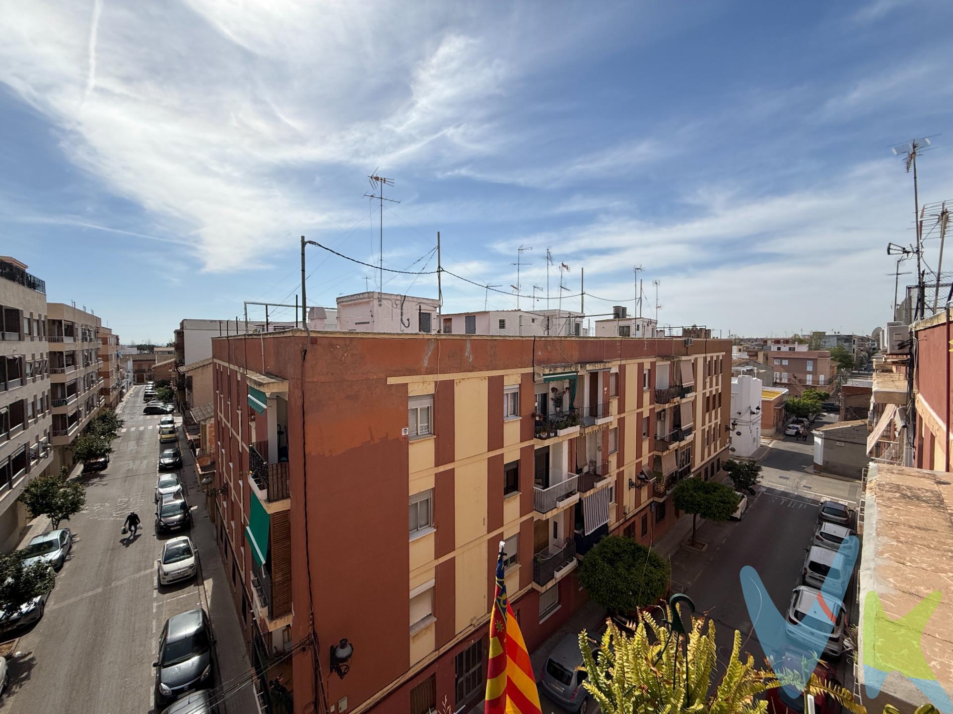 Si buscas un piso funcional, bien ubicado y con mucho potencial, este puede ser el tuyo. Se ubica en la calle Comandante Martí, en pleno corazón de Albalat dels Sorells y es una oportunidad perfecta tanto para empezar una nueva etapa como para invertir en uno de los pueblos como más crecimiento de la zona. Se trata de una cuarta planta sin ascensor, ideal para quienes valoran la luz, la tranquilidad y un precio ajustado. La vivienda está lista para entrar a vivir, sin necesidad de grandes reformas, aunque ofrece muchas posibilidades para adaptarla a tu estilo. •	3 dormitorios . •	1 baño . •	Salón . •	Cocina independiente . •	Balcón exterior a la calle . •	Orientación este (Luz natural desde primera hora) . •	Distribución muy cuadrada, sin pasillos. No es una vivienda grande, pero sí muy práctica y acogedora. Perfecta para parejas jóvenes o como primera compra. Albalat dels Sorells es uno de esos pueblos que cada vez gustan más: tranquilidad, buen ambiente y conexión directa con Valencia. •	A pocos minutos del metro (Línea 3), que conecta directamente con Valencia . •	Supermercados, colegios y servicios a un paso . •	Entorno de huerta valenciana y calles tranquilas . Además, el municipio está creciendo y ganando valor gracias a proyectos importantes. Muy cerca se están desarrollando las nuevas oficinas centrales de Mercadona, con previsión de miles de empleos y finalización próxima. Esto convierte la zona en un punto clave tanto para vivir como para invertir. ¿Por qué es una buena oportunidad?. •	Precio accesible en una zona en crecimiento . •	Perfecto para independizarte sin hipotecarte de más . •	Ideal para alquilar (alta demanda por cercanía a Valencia y nuevas oficinas) . Si buscas algo práctico, con buena conexión y potencial… este piso tiene mucho que decir. ¡Llámanos y visítalo cuanto antes!. ***. Agencia Registrada con el Nº 5343 en el Registro Obligatorio de Agentes Inmobiliarios de la Comunitat Valenciana, según el DECRETO 98/2022, de 29 de julio, del Consell, por el que se regula el Registro de Agentes de Intermediación Inmobiliaria de la Comunitat Valenciana. La documentación del inmueble ha sido revisada y estimamos que reúne todos los requisitos necesarios para ser comercializado. La comunidad está recogiendo fondos (80€ mensuales) para mejoras en el edificio. El precio ofertado no incluye los honorarios de la agencia a cargo del comprador, que ascienden al 4% del precio final del inmueble. El precio ofertado tampoco incluye ni los gastos de notaría y de registro de la propiedad (que están sujetos a aranceles y varían dependiendo del precio de venta), ni los impuestos (que en la Comunidad Valenciana varían dependiendo del precio del inmueble y de las características personales del comprador). Las medidas aquí expuestas han sido obtenidas del Catastro. El anuncio no es vinculante, puede contener errores. ¿Tienes alguna duda? Consúltanos. ***. Los vendedores han confiado en este equipo para gestionar la venta del inmueble de forma exclusiva. Como no puede ser de otra forma, garantizamos un servicio de calidad, actuando en todo momento de forma transparente, ética y profesional. Así pues, se ruega la no interferencia de terceros y, sobre todo, no molestar a los propietarios, a los ocupantes del inmueble o a los vecinos. Muchas gracias por tu comprensión. 