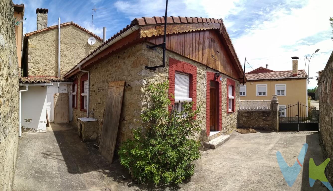  ¿Estás buscando tu futuro hogar en un entorno natural y tranquilo? Tenemos el lugar perfecto para ti. Esta encantadora casa, disponible para la venta, se encuentra en el montañoso pueblo de Aviados, municipio de Valdepiélago. Con su atmósfera serena y servicios accesibles, esta propiedad es ideal para quienes buscan una vida relajada sin renunciar a las comodidades modernas.La vivienda cuenta con tres espaciosas habitaciones, proporcionando un refugio acogedor para cada miembro de la familia. Los ambientes bien distribuidos crean una sensación de amplitud que maximiza los 20 metros útiles de espacio interior. Cada rincón ha sido diseñado pensando en la comodidad y el bienestar de sus residentes.Su construcción de 75 metros cuadrados totales ofrece una estructura de piedra muy bien conservada. La casa está lista para entrar a vivir, pero también ofrece la opción de personalizar los espacios según su gusto y estilo. Imagina decorar estas habitaciones a tu manera y crear un hogar que realmente refleje tu personalidad.Las ventajas de esta propiedad no terminan dentro de las paredes. Un trastero adicional proporciona espacio extra para almacenar pertenencias, permitiendo así mantener el orden en el hogar. No necesitas preocuparte por el espacio para tus herramientas, bicicletas o artículos de temporada, ya que esta característica ofrece la solución perfecta.Entre las facilidades de este inmueble se encuentra un sistema de alcantarillado, garantizando un entorno higiénico y libre de preocupaciones. Vivir aquí supone disfrutar de un estilo de vida sin sobresaltos, donde los servicios básicos están asegurados para tu tranquilidad.La ubicación es uno de los puntos más atractivos de esta casa. Situada en Aviados, municipio de Valdepiélago, tendrás a tu alcance la belleza de la naturaleza gracias al paisaje montañoso que la rodea, al igual que la proximidad de servicios que son cruciales para la vida diaria como es  la presencia de una estación de tren cercana que  mejora notablemente la accesibilidad, conectándote con otras ciudades y localidades de manera rápida y eficiente. Olvídate del estrés de largos viajes en coche y disfruta del confort del transporte público a pocos pasos de tu puerta.Valdepiélago ofrece un entorno idóneo para los amantes de la naturaleza. Rodeada de paisajes impresionantes, brinda la oportunidad de disfrutar de paseos, excursiones y una variedad de actividades al aire libre que renuevan cuerpo y mente. Esta vivienda es un punto de partida inmejorable para aventurarte en los alrededores y descubrir la belleza que esta área tiene para ofrecer.No dejes pasar la oportunidad de poseer esta maravillosa casa en Valdepiélago. Con su combinación de características atractivas, localización privilegiada y un precio competitivo en el mercado, es una opción que destaca por encima del resto. Contáctanos hoy mismo para obtener más información o para concertar tu visita. Tu futuro hogar te espera. Contamos con más de 35 años de experiencia acreditada y nuestro objetivo es garantizarle un servicio de compra humano, ético, de calidad, fácil y seguro. Nuestro equipo lo integran agentes con la titulación AIR (Agente Inmobiliario Registrado), somos CRS (Council of Residential Specialist) y API. (Agente de la Propiedad Inmobiliaria Colegiado nº248). Contamos con un seguro de Caución que nos permite garantizar el depósito de las cantidades entregadas por nuestros clientes. Te ayudamos con la financiación con las mejores condiciones hipotecarias hasta el 100%. Consulte en nuestras reseñas de Google lo que opinan los clientes que ya han trabajado con nosotros.  El precio NO incluye: Impuestos, gastos de Notaría, registro y honorarios de los servicios contratados por los compradores a la Agencia Inmobiliaria. 