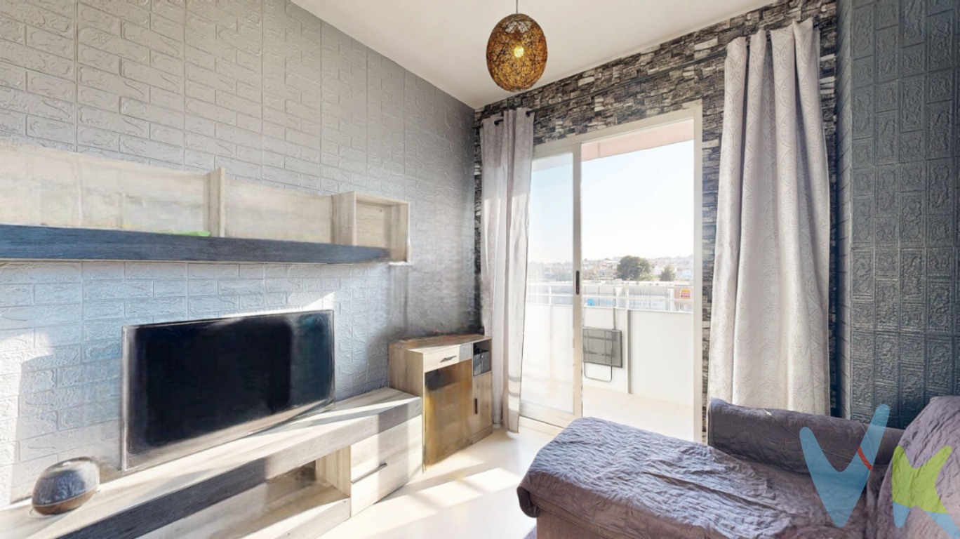 Luz, diseño y ubicación estratégica en el pulmón de Parc CentralHay ubicaciones que hablan por sí solas y esta vivienda, situada en la entrada más emblemática de Torrent, es una de ellas. Ubicarse en el área de Parc Central no es sólo una elección residencial, es una declaración de intenciones: es elegir la zona más moderna, demandada, con los mejores servicios y una conexión inmediata con la ciudad. Este segundo piso, de construcción reciente en 2015, se presenta como un producto de renta libre esquinero y extraordinariamente \"cuco\", donde cada metro se ha aprovechado para maximizar la sensación de confort y modernidad.Desde el primer paso en el interior, la calidad se hace evidente. El suelo de tarima recorre toda la propiedad, aportando calidez a una vivienda bañada por la luz natural que sólo un inmueble esquinero puede ofrecer. La zona de día se articula en torno a una cocina office integrada que fluye hacia el salón, creando un espacio diáfano y funcional perfecto para el estilo de vida actual. Desde aquí, accedemos a un balcón de dimensiones generosas que rodea la esquina del edificio, permitiendo una ventilación cruzada constante que mantiene el hogar fresco y lleno de vida. Las vistas son, sencillamente, inmejorables: desde la tranquilidad de la plaza situada tras la estación de metroTorrent Avinguda hasta la vitalidad de la calle Padre Méndez, todo bajo la mirada de la mejor arquitectura de la zona.La vivienda acogedora y moderna es perfecta para ti si piensas independizarte o empezar a vivir en pareja de forma cómoda y acogedora. Su tamaño facilita su aseo y limpieza con rapidez. Cuenta con dos dormitorios diseñados para el descanso y un baño completo con acabados de alta gama. Para garantizar el bienestar térmico durante todo el año, la propiedad dispone de aire acondicionado por conductos totalmente instalado. Aunque la finca cuenta con acceso directo a garaje, esta unidad se comercializa de forma independiente, ofreciendo la flexibilidad de alquilar plaza en el mismo edificio o en los alrededores inmediatos, una solución sencilla en una zona donde la movilidad es prioritaria. Vivir aquí es disfrutar de la exclusividad de estar sobre locales de referencia como la clínica Atenea, La Tagliatella,  con el metro a escasos 120 metros y todos los servicios de primer nivel a la puerta de casa. Una oportunidad técnica y emocional para quienes no se conforman con menos que la excelencia.Si tienes que vender antes tu vivienda, llámanos y te asesoramos cómo hacerlo para además tener los mínimos gastos posibles y todas las garantías. Agencia Registrada con el nº00516 en el Registro Obligatorio de Agentes Inmobiliarios de la Comunidad ValencianaPor mandato expreso del propietario, COMERCIALIZAMOS ESTE INMUEBLE EN EXCLUSIVA, lo que le garantiza el acceso a toda la información, a un servicio de calidad, un trato fácil, sencillo y sin interferencias de terceros. Por este motivo, se ruega NO MOLESTAR AL PROPIETARIO, a los ocupantes de la propiedad o a los vecinos. Muchas gracias por su comprensión. La oferta está sujeta a cambios de precio o retirada del mercado sin previo aviso. Este anuncio en su conjunto, incluyendo textos, fotos, imágenes o cualquier otro contenido de este, no es vinculante dado que la información es ofrecida por terceros y puede contener errores. Se muestra a título informativo y no contractual. El precio del inmueble no incluye los honorarios de la agencia que ascienden al 4%+IVA del precio final del inmueble, ni los gastos de notaría y registro de la propiedad (que están sujetos a aranceles y varían dependiendo del precio de escrituración), ni los impuestos (que en la Comunitat Valenciana varían dependiendo del precio del inmueble y de las características personales del comprador). Esta propiedad se pone a la venta con toda la documentación comprobada y en regla, por lo que ofrecemos GARANTÍAS a los compradores.