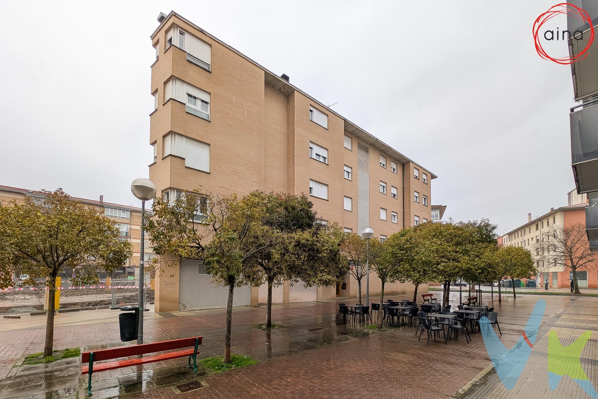 Piso en la Rocha, una de las zonas más cómodas y bien comunicadas de Pamplona. La vivienda tiene 3 habitaciones con muy buena iluminación, una de ellas con baño en suite. Un segundo baño completo, una cocina equipada y un salón amplio y acogedor. La mayoría de las estancias dispone de armarios empotrados, que ofrecen un extra de almacenamiento de forma discreta. Incluye plaza de garaje, ideal para aparcar con comodidad, justo al lado del trastero, perfecto para guardar objetos y aprovechar mejor el espacio en casa. ¿Tienes bici?.. el edificio cuenta con un cuarto comunitario en la entrada principal para guardarla con comodidad.  . El piso está en una ubicación práctica, con supermercados, farmacias, colegios y zonas verdes a pocos minutos. Además, tiene buena conexión con el centro de Pamplona gracias a varias líneas de autobús. GASTOS E IMPUESTOS NO INCLUIDOS.