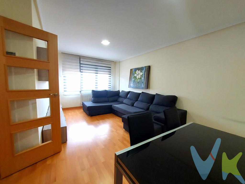 Inmobiliaria Solozabal presenta un apartamento en la Urbanización los Tilos Golf de Lardero. Consta de 2 habitaciones y salón. 2 baños. Orientación Norte-Este. Calefacción central con contador. Trastero y Garaje incluido. Totalmente exterior. Suelos de tarima flotante de haya y gres en cocina y baños. Carpintería exterior de aluminio lacado con doble cristal, oscilobatientes. Carpintería interior de haya y 2 armarios empotrados con puertas de haya forrados interiormente. Zona verde de 5.000 m² de césped natural, con piscina, paddle y juegos infantiles.Una ubicación en constante crecimiento. 