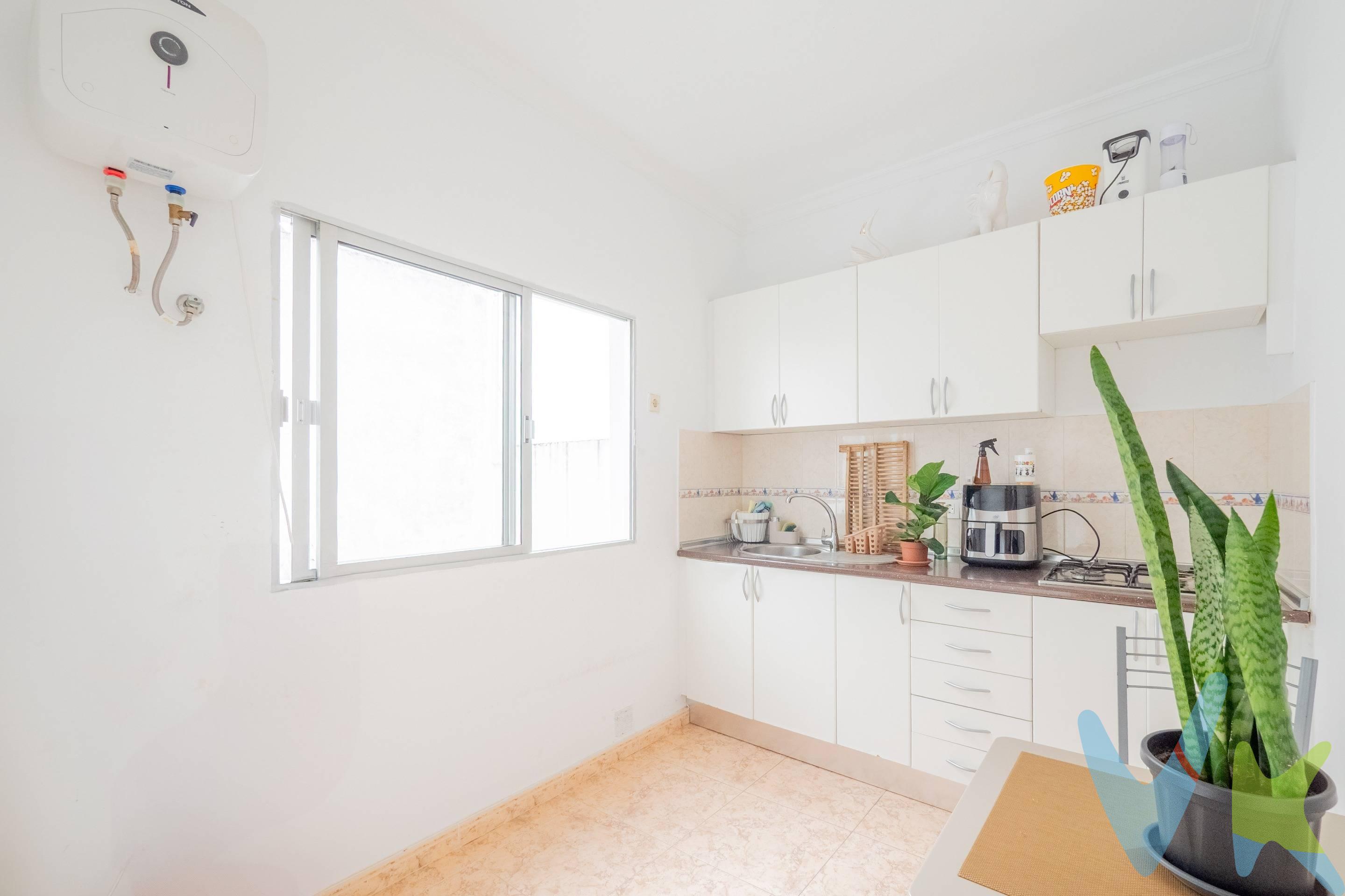 Ubicada en la ZONA ALTA DE LAS PALMAS, en el popular barrio de SCHAMANN, te presentamos esta vivienda amplia y luminosa situada en la segunda planta de un edificio de solo dos alturas, lo que garantiza tranquilidad y privacidad. . La propiedad dispone de tres habitaciones de generosas dimensiones, un baño completo y una cocina independiente, ideal para adaptarla a tu gusto y necesidades. Su distribución funcional y la buena ventilación natural hacen de esta vivienda una oportunidad con mucho potencial. Gracias a su localización estratégica y sus características, esta propiedad es ideal tanto para familias que buscan espacio y comodidad, como para inversores que deseen generar rentabilidad mediante alquiler residencial o de larga estancia. Schamann es una zona consolidada, con todos los servicios al alcance —supermercados, colegios, paradas de guagua, centros médicos— y con excelente conexión al centro de la ciudad. No dejes pasar la oportunidad de visitar una vivienda con tantas posibilidades en una de las zonas más demandadas de Las Palmas. CONTACTA con nosotros y agenda tu visita hoy mismo. ¡Te acompañamos a descubrir todo su potencial!