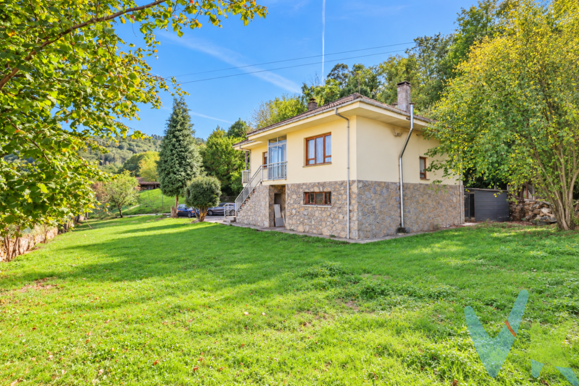 ¿Y si pudieras vivir rodeado de naturaleza sin alejarte de Oviedo?En Berció, Grado, junto a Udrión y muy próximo a Oviedo, encontramos esta casa independiente enclavada en una finca, perfecta para quienes buscan tranquilidad, espacio y privacidad sin renunciar a la cercanía de la ciudad.La vivienda se distribuye en dos plantas: planta baja destinada a garaje y espacio de almacenamiento, y planta superior destinada a vivienda,  que cuenta con  tres dormitorios, dos baños, amplio salón y cocina con salida a gran balcón. En el exterior, una amplia finca ofrece espacio, intimidad y múltiples posibilidades para disfrutar al aire libre, en un entorno verde y tranquilo.Una ubicación especialmente atractiva: la tranquilidad de un pequeño núcleo rural y Oviedo a pocos minutos en coche. Una casa con terreno y posibilidades, tanto para vivir todo el año como para disfrutarla como segunda residencia.Ven a conocerla y descubre todo lo que puede ofrecerte.El precio de venta no incluye impuestos ni gastos de compraventa (notaría, registro de la propiedad, gestoría, etc.). El comprador abonará a la agencia honorarios por servicios de mediación y gestión del 2% del precio de venta + IVA.El consumidor tiene derecho a solicitar a la agencia inmobiliaria información y documentación adicional relativa al inmueble y a las condiciones de la compraventa. Cualquier compraventa y sus condiciones quedan sujetas a la aceptación expresa del vendedor del inmueble y a la posterior formalización del correspondiente contrato.El presente anuncio tiene carácter meramente informativo y no contractual, pudiendo la información mostrada variar o actualizarse.
