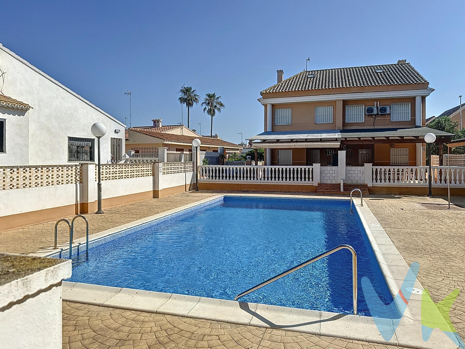 Imaginate disfrutando de una playa extensa y luminosa donde la tranquilidad reina. Te invitamos a conocer esta excepcional propiedad de 403m2. Este pareado cuenta con cuatro habitaciones dobles, tres baños, cocina equipada, un espacioso salón comedor, garaje con capacidad para dos vehículos, dos terrazas perfectas para relajarse, jardín privado, zona de barbacoa/paellero y un práctico trastero. La vivienda se encuentra en un complejo residencial exclusivo de tan solo diez pareados, que ofrece una gran piscina comunitaria para el disfrute de toda la familia. La playa de Les Palmeres está ubicada en la localidad valenciana de Sueca, siendo la más cercana al núcleo poblacional de Les Palmeres, perteneciente a la capital de la Ribera Baja. Con una extensión de 1.500 metros de longitud y una anchura entre 28 y 46 metros, tendrás espacio de sobra para relajarte bajo el sol. Les Palmeres, situada en el Parque Natural de la Albufera, es una playa urbana con oleaje moderado, ideal para practicar snorkel y submarinismo y descubrir su fascinante vida marina. Además, dispone de todas las comodidades necesarias: paseo marítimo, una variedad de chiringuitos y restaurantes, duchas, lavapies y un acceso adaptado frente a la calle Río Segarra. No pierdas la oportunidad de vivir en este entorno privilegiado. Contáctanos para más información o para concertar una visita. VENTA:. PVP 425.000€.  Gastos e impuestos no incluidos en el precio. La compra conlleva impuestos y gastos de formalización para el comprador. A título orientativo se informa que en segundas transmisiones el  ITP  con carácter general en  Valencia  es del  10%, pudiendo existir otros tipos impositivos atendiendo a  las circunstancias  personales del comprador u otras circunstancias previstas legalmente. Base imponible del impuesto el mayor valor entre el precio de compraventa, la tasación o el valor de referencia catastral. En cuanto a los gastos de  notaría y registro, en su caso,  suelen oscilar aprox; entre 1,5% y 2,5% (aranceles variables según precio, n.º de copias y complejidad). El comprador elige notario. Si el comprador precisase de  hipoteca: tasación, condiciones y costes bancarios serán según entidad elegida por el comprador, así como los gastos de gestoría, y cualesquiera otros gastos inherentes a la formalización de la compraventa que legalmente correspondan a la parte compradora, salvo pacto expreso en contrario con el vendedor. El consumidor tiene,  conforme a la normativa vigente, a su disposición información y documentación adicional relativa al inmueble y condiciones de la compraventa, que podrá ser consultada en C/Joaquín Costa 4, bajo 46005 Valencia o urbe2@remax.es. Honorarios de mediación inmobiliaria a cargo del  COMPRADOR: (3% del precio final de venta más IVA (21%), salvo otro pacto.); y  de VENDEDOR (según acuerdo con el mismo). . Se informa al consumidor que la agencia actúa como intermediaria inmobiliaria en la operación, estando cualquier eventual compraventa y sus condiciones sujeta a la aceptación expresa del propietario-vendedor y a la posterior formalización del correspondiente contrato.