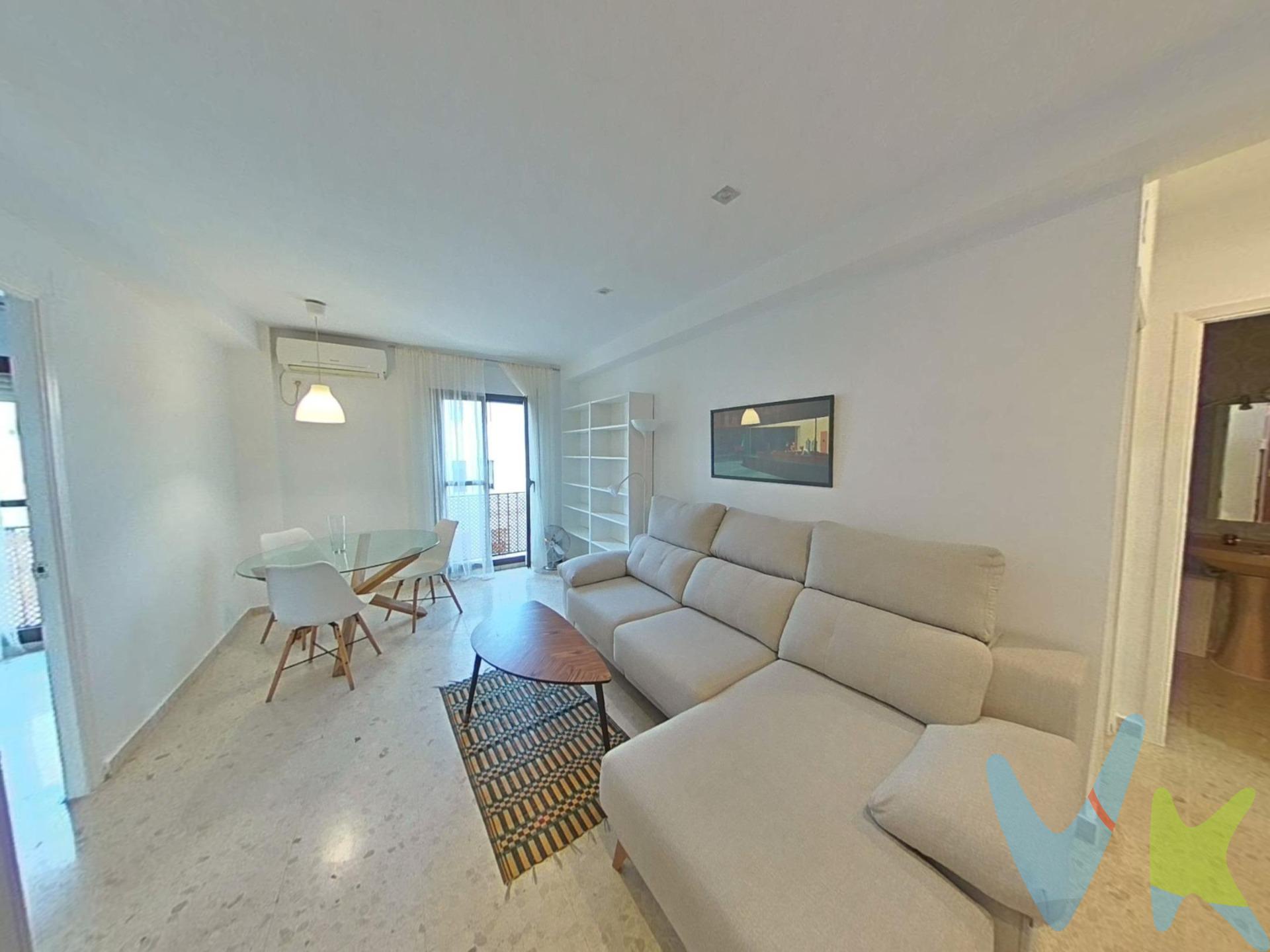 Te presento un piso que resume lo mejor de Córdoba: sol, historia, luz… y el privilegio de vivir en uno de los barrios con más carácter de la ciudad. 🏠 Lo que ofrece. 2 dormitorios (antes eran 3): flexibilidad para adaptar el espacio a tu vida. Exterior, con 2 balcones que dejan entrar la luz y aire fresco. Armarios empotrados que maximizan espacio sin robarlo. Cocina completamente equipada. Posibilidad de quedarse amueblado como en las fotos: un plus que te ahorra preocupaciones. 📍 La ubicación que cuenta. En San Andrés, casco histórico de Córdoba: calles con historia, encanto, detalles que otros no tienen. A pocos pasos de plazas, cafeterías, servicios locales auténticos. Todo lo que necesitas para vivir: transporte, comercios, escuela, vida de día y de tarde… sin renunciar al sosiego que da estar un poco apartado del exceso de gente. 🔑 ¿Por qué vale la pena?. Porque te permite mudarte ya. Porque los balcones exteriores suman un extra de luz y bienestar. Porque estar en San Andrés no es solo dirección; es estilo de vida. Porque es raro encontrar un piso con estas características tan destacadas: exterior, amueblado opcional, en casco histórico, con 2 balcones, armarios, cocina equipada…. 📲 Quieres verlo? Agenda una visita. Sentirás al instante lo que hace diferente vivir aquí: historia, luz, comodidad… y un hogar que no espera a mañana. El comprador tendrá un coste adicional de un 2,5% más IVA del precio de venta final con unos honorarios mínimos de 3.600€ más IVA, por el servicio de gestión, asesoramiento y formalización del proceso de compra. Este importe no está incluido en el precio publicado en venta. INFORMACIÓN ADICIONAL. Para cumplir con la normativa vigente tenemos a disposición del cliente el Documento de Información Abreviada D. I. A. Los precios indicados pueden sufrir alteraciones sin previo aviso. Los GASTOS DE LA COMPRA serán según ley (Notaría, Registro e Impuestos) y no están incluidos en el precio señalado. 