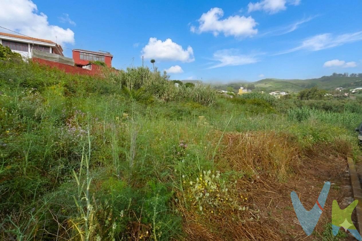 Terreno Urbano Consolidado en El Palmar de Teror. Excelente oportunidad para promotores e inversores. Se vende terreno urbano consolidado con posibilidad de edificación de viviendas entre medianeras de hasta dos plantas sobre rasante y sótano destinado a garajes y trasteros. Ubicado en El Palmar de Teror, un encantador núcleo residencial de pequeño tamaño integrado en un entorno rural privilegiado, destaca por su tranquilidad, su excelente clima durante todo el año y sus magníficas vistas al paisaje verde característico de la zona. La parcela se encuentra en una urbanización con los viales ya ejecutados, lo que facilita el inicio de cualquier proyecto de desarrollo. Su ubicación combina la paz de un entorno natural con la comodidad de estar a pocos minutos de la Villa de Teror, uno de los municipios con mayor encanto y tradición de Gran Canaria. Una oportunidad única para desarrollar viviendas en una zona cada vez más demandada por quienes buscan calidad de vida, naturaleza y cercanía a todos los servicios. Aspectos destacados:. Terreno urbano consolidado. Edificabilidad para viviendas entre medianeras. Hasta 2 alturas más sótano. Viales e infraestructuras urbanísticas ejecutadas. Entorno tranquilo y residencial. Bonitas vistas y abundante vegetación. Excelente clima durante todo el año. A escasos minutos de la Villa de Teror. 