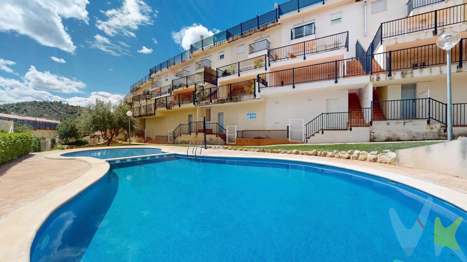 ESPECTACULAR ADOSADO EN BENAGUACIL – AMPLITUD, LUZ Y VISTAS ÚNICAS. ¿Buscas un hogar con espacio, confortable y rodeado de naturaleza? Este precioso adosado en Benaguacil puede ser justo lo que buscas. Con una distribución pensada para la vida familiar y todo el confort que puedas desear. Esta vivienda está lista para entrar a vivir. 🏠 Características principales:. •	Superficie construida: 243 m². •	Semisótano de unos 67 m² con capacidad para varios coches, portón motorizado, pila y toma de agua y un cuarto tastero. •	Planta baja con:. o	Salón-comedor de unos 45 m² con grandes ventanales y acceso al . o	patio con jardín. o	Cocina independiente muy espaciosa. o	Aseo de cortesía. •	Primera planta:. o	Dormitorio principal tipo suite con baño equipado de ducha, radiador, un amplio vestidor y un balcón. o	2 habitaciones dobles con armarios empotrados y radiadores, una de ellas con salida a un balcón. o	Baño completo con bañera. •	Buhardilla diáfana:. o	Buhardilla de unos 40 m² con acceso a dos terrazas (delantera y trasera), con un trastero-lavadero con pila y toma de agua en la terraza delantera. . •	PISCINA COMUNITARIA: Acceso directo desde el jardín a la zona comunitaria con piscina. •	Ventanas y puertas con rejas y mosquiteras en toda la casa. •	Dos equipos de aire acondicionado, en salón y dormitorio principal. •	Recientemente pintada, en muy buen estado de conservación. •	Preciosas vistas a la Sierra Calderona. •	Instalación de alarma. •	Etc., etc. 📍Ubicación excelente:. •	A tan solo 25 minutos de Valencia. •	Hay dos paradas de Metro en el pueblo, una muy cercana. •	A 5 minutos de La Pobla de Vallbona (servicios, supermercados, centro comercial). •	A 10min del hospital de Lliria. •	A15 minutos de La Eliana (restauración y comercios). •	Entorno natural, aire limpio y mucha tranquilidad. ________________________________________. Una vivienda con encanto, amplia y luminosa, perfecta para familias que buscan espacio, comodidad y calidad de vida. Para más información o concertar una visita, no dudes en contactar. Wir sprechen Deutsch!. We speak English!. . - POSIBILIDAD DE FINANCIACION CONSULTE A NUESTRO DEPARTAMENTO FINANCIERO. - El mobiliario que aparece en las fotos no está incluido en el precio. - En el precio del inmueble, no están incluidos los gastos de la compraventa, ni los honorarios de la agencia. 