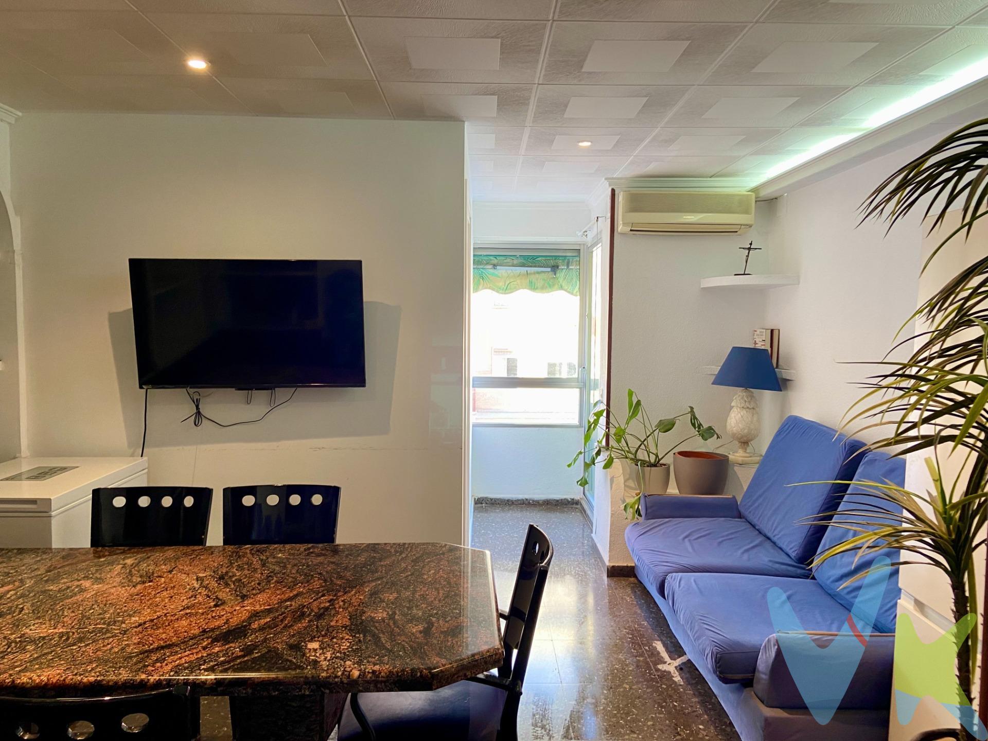 Este piso está situado en la calle Río Escalona 15, en una segunda planta exterior con balcón a la calle. Se trata de una vivienda amplia que conserva una distribución perfecta tanto para uso residencial como para inversión: cuenta con 5 habitaciones, 2 baños completos, salón con salida al balcón, cocina independiente y lavadero, además de una orientación frontal que aporta muy buena luminosidad. Es una excelente oportunidad para inversores que busquen mantener las 5 habitaciones y obtener rentabilidad inmediata mediante alquiler por habitación, un modelo muy demandado en esta zona. También es ideal para particulares que quieran remodelar la vivienda y adaptar su distribución y diseño según sus gustos y necesidades. El piso se adapta a perfiles muy diversos: inversores que priorizan ingresos estables, familias que necesitan espacio, grupos que deseen convivir con comodidad o compradores que busquen un inmueble amplio para transformarlo en su hogar. La ubicación es uno de sus grandes atractivos: está a escasos minutos del Jardín del Turia, uno de los principales pulmones verdes de Valencia, y muy cerca de la Ciudad de las Artes y las Ciencias. El barrio de Camins al Grau ofrece todos los servicios necesarios: supermercados, centros educativos, instalaciones deportivas, centros de salud, comercios locales y excelente conexión en transporte. público con el resto de la ciudad. Una oportunidad destacada por su ubicación estratégica, su amplitud y su versatilidad, ideal tanto para invertir como para crear un proyecto de vivienda propio. ¡No duden en llamarnos y coordinar una visita!