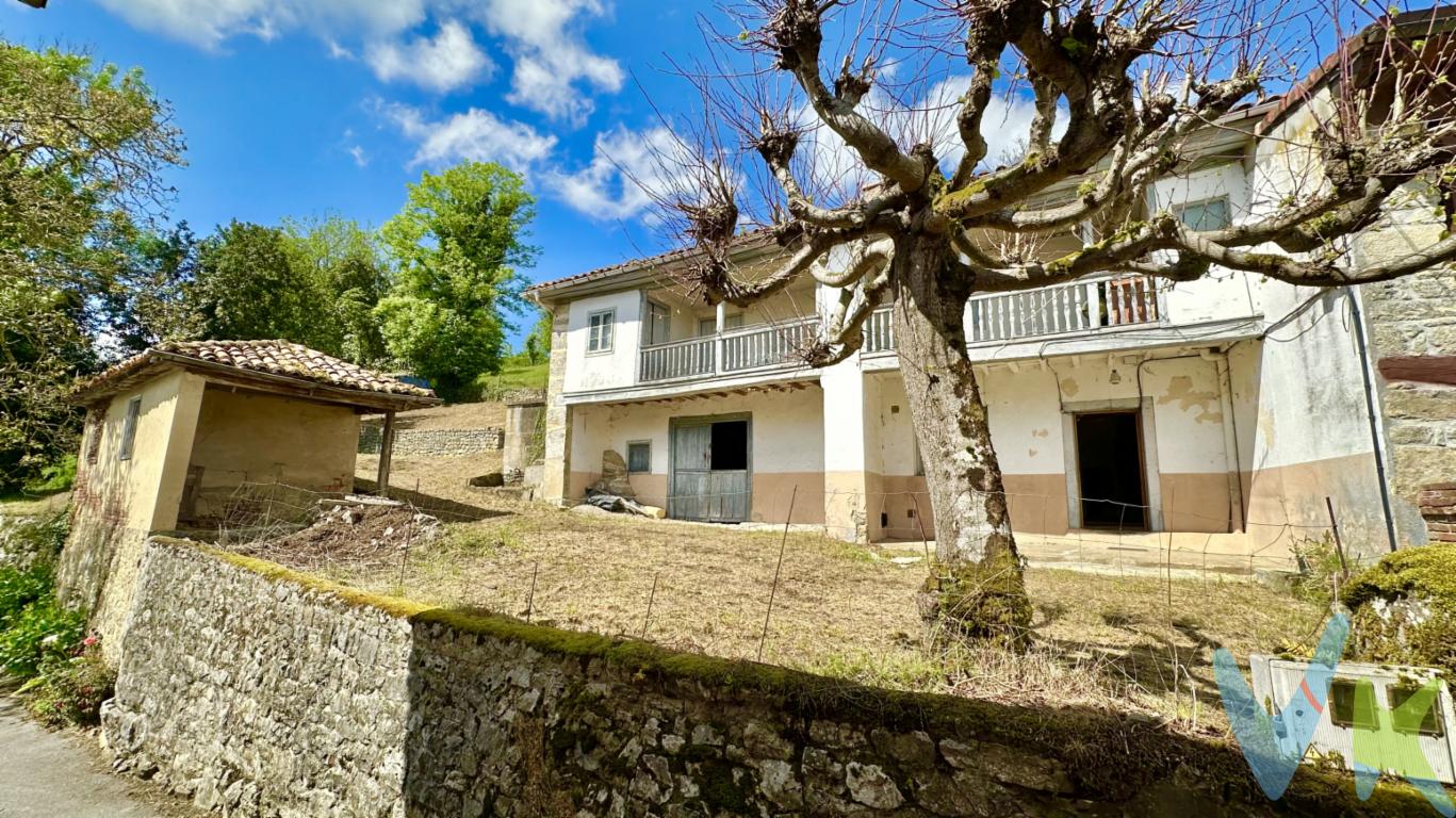  En el tranquilo y pintoresco núcleo rural de Samalea, en el concejo de Piloña, se encuentra esta auténtica casona asturiana de 1900 para rehabilitar, ideal para quienes buscan un proyecto con carácter en pleno corazón del oriente asturiano. Una propiedad con alma, que conserva elementos originales y ofrece un gran potencial para convertirse en un hogar único o en una inversión con encanto.La vivienda, de aproximadamente 200 m² construidos, se distribuye en dos plantas y cuenta con un hermoso corredor de madera orientado al sur, desde el que se contemplan las montañas y prados que definen el paisaje asturiano. La estructura de piedra y madera permanece sólida, aunque el interior necesita una reforma integral, lo que permite adaptarla por completo a las necesidades del nuevo propietario, conservando el estilo tradicional.La casa tiene  un jardín de 600 m²  con espacio suficiente para zona verde, huerto o piscina, además dispone de una construcción independiente como cobertizo y todo el conjunto está rodeado por un muro de piedra.Ubicada en una zona de gran belleza natural, a tan solo 15 minutos de Infiesto, esta propiedad permite disfrutar de la tranquilidad del entorno rural con fácil acceso a servicios, rutas de senderismo, ríos y los principales atractivos turísticos del oriente asturiano, como los Picos de Europa o la costa de Ribadesella.Una oportunidad para quienes buscan rehabilitar una casa con historia, en un paraje auténtico, con el encanto propio de las aldeas asturianas.