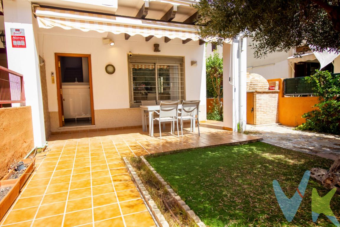 En venta este magnífico adosado situado en Canet d'en Berenguer, ubicado en la codiciada zona de Playa Raco de Mar. Esta propiedad está lista y equipada para entrar a vivir. Cuenta con una superficie construida de 105.20 m² y útil de 81.15 m², distribuidos eficientemente entre sus tres habitaciones dobles, una de ellas en planta baja,  y un baño completo más un aseo adicional. La vivienda se asienta sobre una parcela generosa de aproximadamente 190 m², ofreciendo espacio exterior ideal para disfrutar del clima mediterráneo que caracteriza esta región costera. Con orientación norte-sur, y situada apenas a tan solo 50 metros del mar. el inmueble garantiza luminosidad durante todo el día y ofrece un espacio exterior muy  agradable desde su terraza privada perfecta para relajarse al aire libre después de un largo día en la playa. . Esta vivienda incluye también la plaza de parking propio con vado, zona de lavandería y trastero muy útiles por si necesitas almacenamiento extra. Se ha equipado también con una ducha exterior, barbacoa regulable,  paellero y horno moruno ideal para disfrutar tu nueva casa en reuniones con amigos. Su cocina reformada hace pocos años, está equipada con electrodomésticos de altísima calidad. Su diseño moderno y funcional hacen de esta estancia un espacio muy cómodo donde cocinar en familia. . Está cerca de todos los servicios que ofrece la Playa de Canet, ayuntamiento, parada de autobuses, supermercados, cafeterías, centro de salud.. lo cual hace que sea idónea también familias o personas buscando comodidad diaria sin sacrificar distancias largas hacia los servicios esenciales. . No pierdas esta oportunidad única: ¡ven a visitarla! . Por mandato expreso del propietario, comercializamos este inmueble en exclusiva, por lo que garantizamos un servicio de calidad, un trato fácil, sencillo y sin interferencias de terceros. Por este motivo, se ruega no molestar al propietario, a los ocupantes de la propiedad, a los vecinos, o conserjes del edificio o urbanización si los hubiera. Muchas gracias por su comprensión. La oferta está sujeta a cambios de precio o retirada del mercado sin previo aviso. Este anuncio en su conjunto, incluyendo textos, fotos, imágenes o cualquier otro contenido del mismo, no es vinculante dado que la información es ofrecida por terceros y puede contener errores. Se muestra a título informativo y no contractual. Este inmueble se vende en cuerpo cierto y las medidas expuestas en el anuncio son aproximadas. Agencia Registrada con el N.º 00101 en el Registro Obligatorio de Agentes Inmobiliarios de la Comunidad Valenciana. Puede consultar en la web de la GVA. El precio del inmueble no incluye los honorarios de la agencia que ascienden al 3%  + IVA del precio final del inmueble, ni los gastos de notaría y registro de la propiedad (que están sujetos a aranceles y varían dependiendo del precio de escrituración), ni los impuestos (que en la Comunitat Valenciana varían dependiendo del precio del inmueble y de las características personales del comprador. 