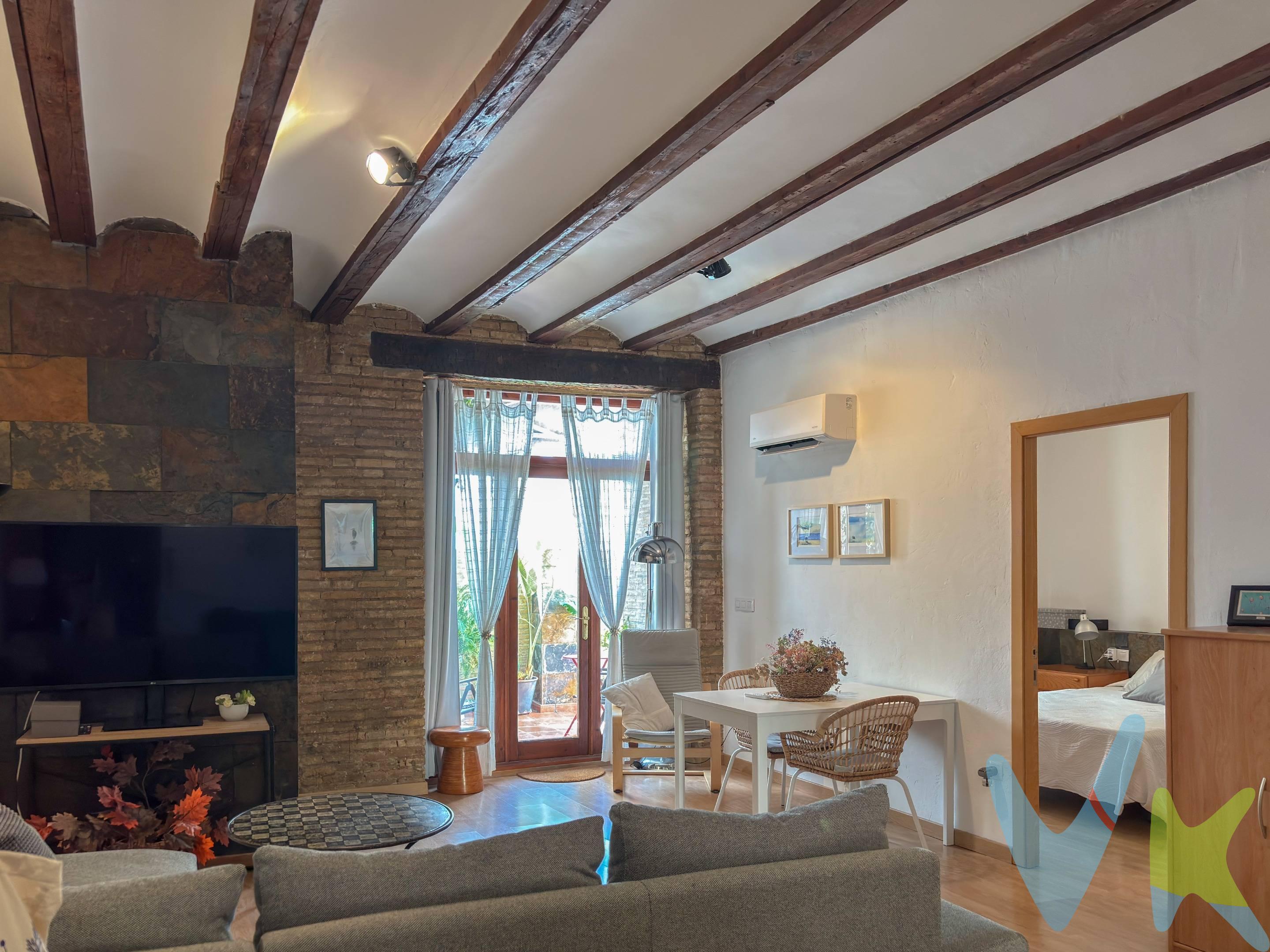 🏡 Encantadora vivienda reformada con terraza en El Botànic 🌿. Te presentamos esta preciosa vivienda en el corazón del carismático barrio de El Botànic. Con 89 m² construidos y una reforma integral de estilo contemporáneo, esta casa combina a la perfección el encanto de lo antiguo con las comodidades modernas ✨. 📍 Ubicada en una primera planta (sin ascensor) de una finca de principios del siglo XX, conserva techos altos y vigas de madera vistas que aportan calidez y carácter en cada estancia. 🛏️ 3 dormitorios (uno con aseo en suite). 🛁 1 baño completo adicional. 🛋️ Amplio salón-comedor con salida a una terraza privada 🌞. 🍳 Cocina independiente totalmente equipada. ✅ Ventanas Climalit. ✅ Aire acondicionado. ✅ Suelo de tarima flotante. ✅ Acabados de alta calidad. 🌟 Situada a un paso del Jardín Botánico, del centro histórico y rodeada de todos los servicios, esta propiedad es una joya en una de las zonas más auténticas de Valencia. 📌 Importante:. La oferta puede estar sujeta a cambios de precio o retirada sin previo aviso. La información es orientativa y no contractual. 💼 El precio no incluye honorarios de agencia, impuestos (IVA, ITP), ni gastos de notaría, registro o gestoría. 🔐 Inmueble en exclusiva, para garantizarte un trato profesional y personalizado. 🙏 Rogamos no molestar a propietarios, ocupantes o vecinos. 📲 ¿Tienes dudas?  Contáctanos, estaremos encantados de ayudarte  ¿eres agente con cliente interesado? Llámanos, estaremos encantados de colaborar contigo 😊. 