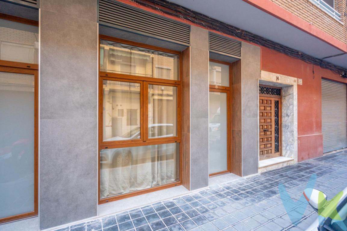 ¡Oportunidad Única! Inmueble Polivalente a Estrenar en el CabañalHaz realidad tu proyecto en este espectacular inmueble recién reformado, donde tu oficina y tu espacio personal se integran con un diseño moderno y funcional. Ubicado estratégicamente a solo unos pasos de la estación de metro del Cabañal, junto a Blasco Ibáñez y muy próximo a la vibrante zona marítima de la Malvarrosa.Totalmente acabado y listo para estrenar, este espacio ha sido diseñado para ofrecer la máxima versatilidad.Características Destacadas:Reforma Integral a Estrenar: Un espacio completamente nuevo con acabados de alta calidad y un diseño contemporáneo. Zona de Oficina Funcional: Un área de trabajo amplia y luminosa, perfecta para fomentar la productividad, recibir clientes o desarrollar tu negocio. Área de Descanso Independiente: Tu rincón privado. Un espacio acogedor y reservado para relajarte y desconectar   con total comodidad. Baño Completo de Diseño: Moderno, privado y con muy buen gusto. Su diseño polivalente es posible gracias a su condición de local, que te da la libertad de establecer tu negocio o despacho profesional, espacio perfecto para emprendedores y autónomos. No dejes pasar esta oportunidad.Las imágenes y características de la publicación son meramente orientativas y no vinculantes.No dejes pasar esta oportunidad de establecer tu negocio en una buena ubicación . ¡Contáctanos y te informaremos de todo el proceso y  descubrirás cómo este local/oficina puede ser el hogar perfecto para tu proyecto! ------------------------------------------------------------------------------------------------------------------------- Por mandato expreso del propietario, comercializamos este inmueble en exclusiva, lo que le garantiza el acceso a toda la información, a un servicio de calidad, un trato fácil, sencillo y sin interferencias de terceros. Por este motivo, se ruega no molestar al propietario, a los ocupantes de la propiedad o a los vecinos. Muchas gracias por su comprensión. Si usted es agente inmobiliario y tiene un cliente para este inmueble, llámenos: estaremos encantados de colaborar. Está disponible y a tu alcance, no esperes más y ven a visitarla.