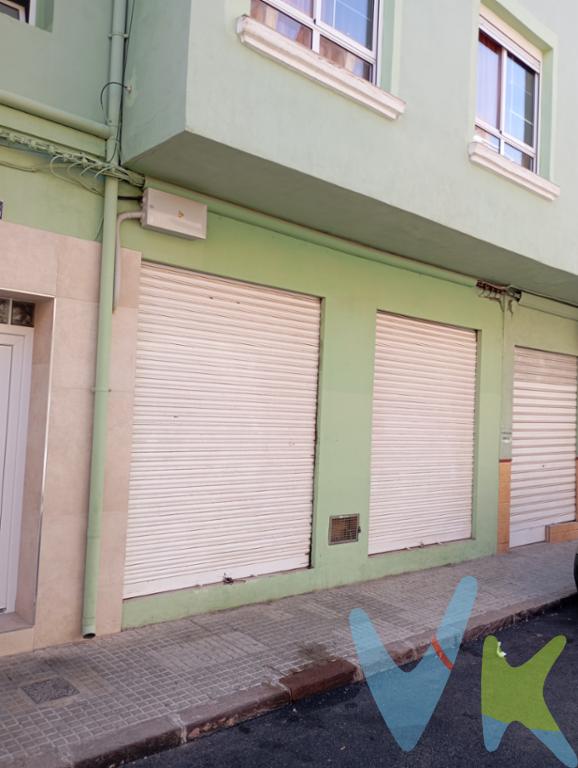 Se vende local comercial en planta baja ubicado en la Calle Palmereta, en el Puerto de Sagunto. Con 50 m² de superficie y una distribución cuadrada y diáfana, este espacio es ideal para emprender un nuevo negocio o, si la normativa lo permite, transformarlo en un loft tipo vivienda. Características principales:✅ Superficie: 50 m².✅ Espacio diáfano y cuadrado, fácil de distribuir✅ Dos puertas enrollables, que permiten una entrada cómoda y ventilación natural.✅ Uso anterior: Funcionó como pescadería, por lo que cuenta con instalación de agua y desagües.✅ Ubicación: Situado en una calle con actividad en el Puerto de Sagunto, con buena visibilidad y accesibilidad. Posibilidades de usoEste local ofrece diversas opciones: es perfecto para abrir un pequeño negocio, utilizarlo como almacén o, si la normativa lo permite, adaptarlo como loft vivienda gracias a su acceso directo desde la calle y ventilación.Si buscas una inversión con potencial o un espacio versátil, ¡contáctanos para más información o para concertar una visita!