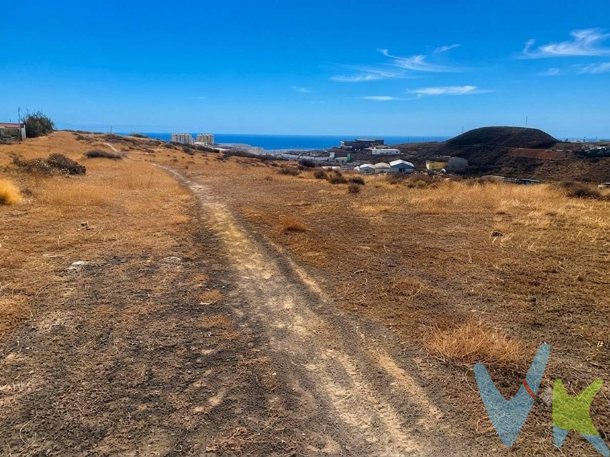 Oportunidad única de adquirir un magnífico terreno rural, en la encantadora zona de Los Cascajos, Telde. Con una superficie extensa, que permite múltiples oportunidades para desarrollar su proyecto ideal. Este terreno ofrece impresionantes vistas que le permitirán disfrutar del entorno natural y la tranquilidad que busca. La carretera bordea una parte del terreno, lo cual garantiza fácil acceso a esta propiedad estratégica, situada muy cerca de todos los servicios necesarios. Además, es sencillo implementar el abastecimiento de agua y electricidad en el lugar. Este espacio tiene una intensidad productiva calificada como 02, permitiendo diversas actividades agrícolas, según sus necesidades e intereses personales e incluso destinarlo a residencia sociosanitaria. No deje pasar esta oportunidad; por solo €220000 podrá ser propietario de este valioso activo.