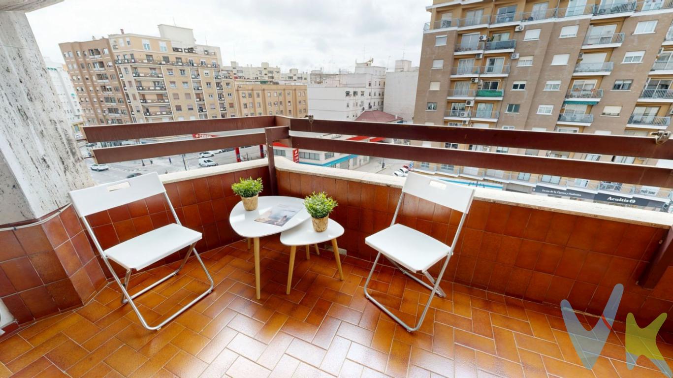 AMPLIO Y LUMINOSO PISO DE 139 M2 CON 4 HABITACIONES, BALCÓN AMPLIO, ASCENSOR Y GARAJE.¿Estás buscando la vivienda perfecta que al verla te convenza por completo de que es tu casa ideal? La casa preparada para convertirla en tu nuevo hogar. Se trata de una vivienda muy amplia de 139 m2 con 4 HABITACIONES y todos los servicios cerca: parada de metro, estación del AVE, autobús, colegios, cafeterías, supermercados y muy bien ubicada en la zona de Abastos, una de las zonas más cotizadas de Valencia. Ubicación perfecta para entrada y salida en coche, a un paso del centro de Valencia y con un ambiente tranquilo y joven. Hablemos del piso... Se encuentra en una quinta altura, luminoso, amplio, de techos altos y muy bien distribuido. El salón comedor destaca por sus grandes dimensiones con una entrada de luz natural y con salida a un balcón amplio con vistas despejadas y orientación sur donde disfrutarás de momentos al aire libre. Junto al salón encontramos la cocina con posibilidad de hacer cocina abierta. Si pasamos a la parte de noche de la casa encontramos 4 habitaciones amplias y dos baños uno de ellos en suite dentro de la habitación principal. Vivienda totalmente accesible para personas con diversidad funcional mediante plataforma y dos ascensores. Mención especial para la gran cantidad de armarios empotrados con los que cuenta la vivienda y que te harán la vida mucho más cómoda. El edificio está construido por el prestigioso constructor Vicente Valles. Además la vivienda cuenta con caja fuerte. No lo pienses más, ven a descubrir tu nuevo hogar y empieza a vivir como siempre habías deseado.La descripción del presente inmueble e imágenes tienen mero carácter informativo y en ningún caso carácter contractual, pudiendo ser modificados por la agencia inmobiliaria sin que ello implique responsabilidad alguna frente a terceros. No incluidos en el precio impuestos, gastos de notaría, registro ni honorarios de la agencia. Esta propiedad se pone a la venta con toda la documentación comprobada y en regla, por lo que ofrecemos GARANTIAS a los compradores.Por mandato expreso del propietario comercializamos este inmueble mediante contrato de multiexclusiva, por el cual numerosas agencias colaboradoras, nacionales e internacionales, ofrecen esta vivienda a sus potenciales compradores, todo ello garantizando un servicio de calidad, un trato fácil, sencillo y sin interferencias de terceros. Por este motivo, se ruega no molestar al propietario, a los ocupantes de la propiedad, a los vecinos o conserjes del edificio o urbanización si los hubiera.Muchas gracias por su comprensión.