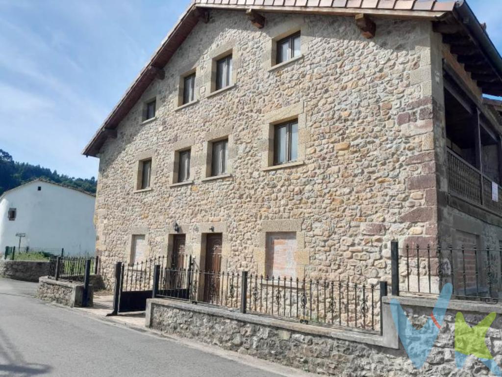 Edificio de piedra de 272m2 en el que se albergan dos viviendas. Cada una de ellas dispone de planta baja con salón y cocina con salida al jardín. En la primera planta encontramos dos dormitorios y un baño, y en el bajo cubierta hay un dormitorio ensuite con su baño.Y lo mejor de todo, su fantástico jardín, de más de 1.000m2 en el que podrás disfrutar de tus momentos de ocio con familiares o amigos.Situado en Caranceja, zona bien comunicada y no lejos de la bonita costa de Cantabria. Tranquilidad asegurada con vistas despejadas.¡No dudes en solicitar una visita, te encantará!