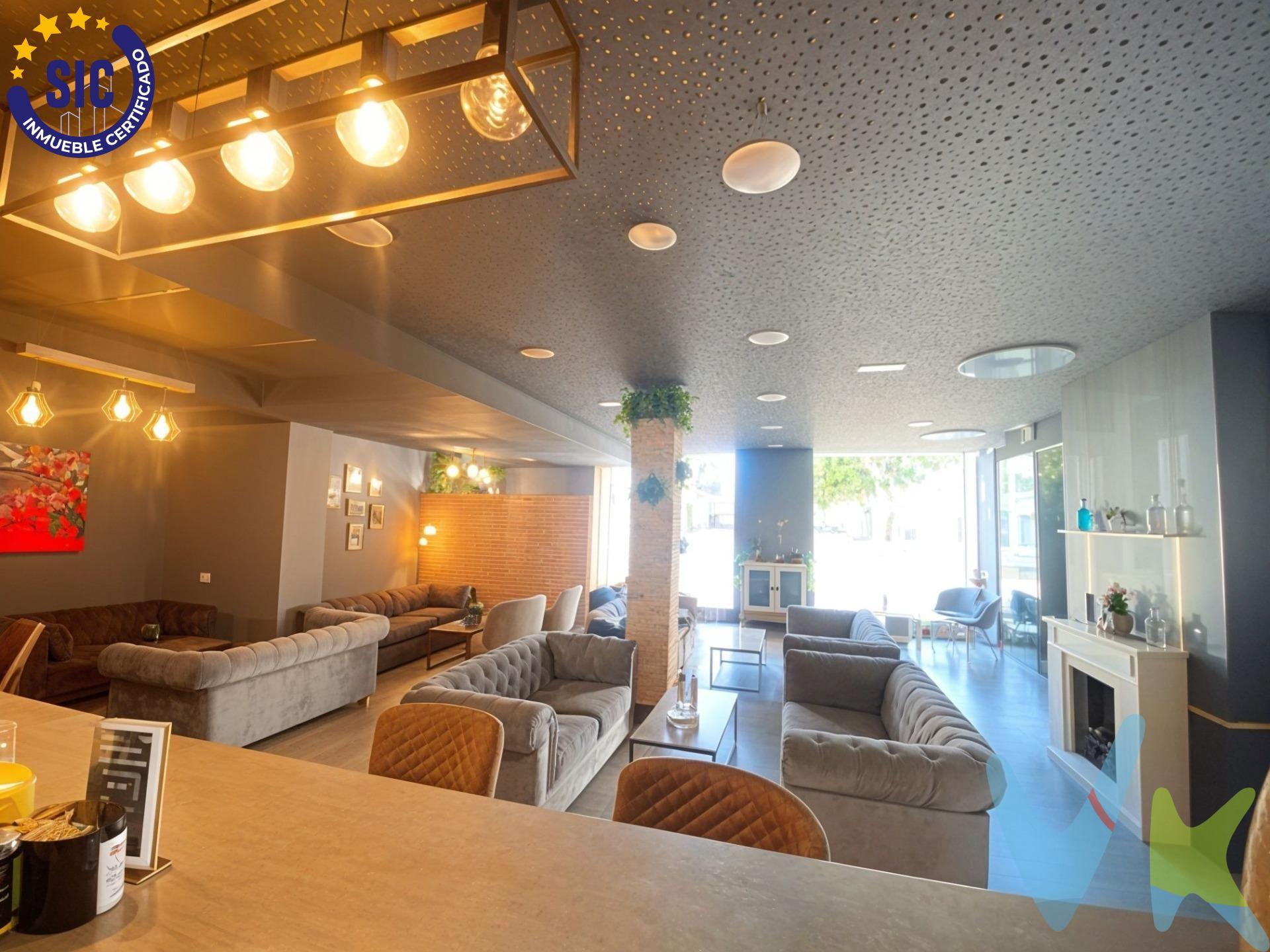 ¡Gran oportunidad para emprendedores del sector del ocio y la hostelería!. REMAX URBE II ofrece en traspaso un exclusivo local con licencia de bar-cafetería, ubicado en pleno Passeig de Carcaixent, la zona con mayor ambiente nocturno y afluencia de público del municipio. El local, con una superficie de 143 m², se encuentra totalmente reformado, con un diseño moderno y acogedor, listo para iniciar actividad sin necesidad de grandes inversiones. Características destacadas:. - Local insonorizado, cumpliendo toda la normativa vigente. - Zona de barra totalmente equipada y funcional. - Espacio privado ideal para reservas, eventos o celebraciones exclusivas. - Incluye parte del mobiliario y equipamiento básico de la zona de cocina: fregadero, neveras, mesa de trabajo, etc. Excelente estado de conservación, con acabados de calidad y una distribución práctica. CERTIFICADO DE EFICIENCIA ENERGÉTICA B. . Gracias a su ubicación estratégica, su ambiente moderno y su versatilidad, este local ofrece gran potencial para diversos conceptos de negocio: bar de copas, cafetería, local de ocio o espacio de eventos. Renta mensual: 1.000 €. Precio de traspaso: 25.000 €. Si buscas un local listo para empezar, en la mejor zona de Carcaixent y con todo el potencial para crear tu propio proyecto, ¡no dejes pasar esta oportunidad!. Contáctanos y agenda tu visita. La descripción e imágenes del inmueble son meramente informativas y no tienen carácter contractual. Pueden ser modificadas por la inmobiliaria sin responsabilidad frente a terceros. El precio no incluye los gastos de adquisición (notaría, registro, gestión, honorarios, etc.)