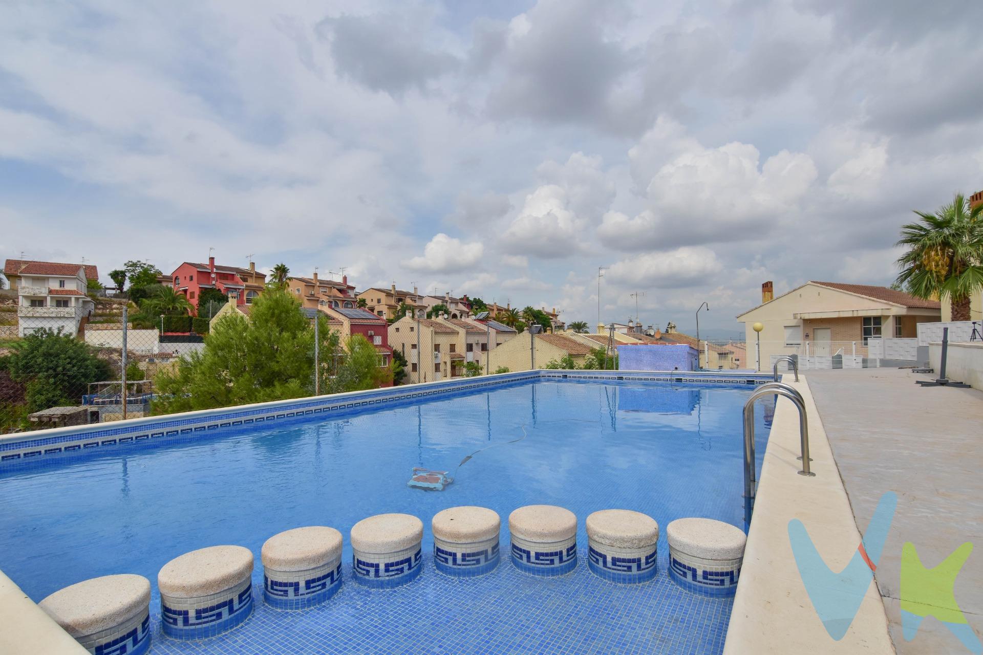 ¿Y si te dijera que puedes desayunar cada mañana contemplando el horizonte infinito, con la tranquilidad de vivir rodeado de naturaleza pero a un paso de todo?. Bienvenido a este precioso chalet de dos plantas en la exclusiva urbanización de Cumbres de Calicanto (Chiva), un hogar diseñado para coleccionar atardeceres inolvidables y momentos únicos. Desde el primer instante, lo que te atrapa son sus impresionantes vistas. Aquí, el estrés de la ciudad desaparece para dejar paso a la paz, la luz y la brisa. La casa, cuidada al detalle, se distribuye cómodamente en dos plantas:. Zona de descanso: Cuenta con tres acogedoras habitaciones (la principal es doble, amplia y muy luminosa) y dos baños completos, además de un aseo de cortesía para mayor comodidad en el día a día. Vida exterior: La vivienda se abre al exterior con una maravillosa terraza, el escenario perfecto para tus cenas de verano bajo las estrellas. ¿Y el plan de fin de semana? Está asegurado gracias a su fantástica barbacoa de obra, lista para estrenar con familia y amigos. El toque exclusivo: ¿Te imaginas un oasis sin las molestias de mantenimiento? Esta propiedad forma parte de un reducido grupo de chalets que comparten una zona comunitaria con una piscina espectacular, un lujo privado para disfrutar de los días de sol. Esta no es solo una casa con tres habitaciones, dos baños y un aseo; es el lugar donde empieza tu próxima gran etapa. ✨ Ven a descubrirlo en persona. Hay lugares que no se explican, se sienten. Nota: Agencia Registrada con el Nº 1395 en el Registro Obligatorio de Agentes Inmobiliarios de la Comunitat Valenciana, consultable en la web de la Generalitat Valenciana. La oferta está sujeta a cambios de precio o retirada del mercado sin previo aviso. La información contenida en el presente anuncio se facilita a título meramente informativo y no contractual, los datos, descripciones, superficies, imágenes y cualquier otro contenido del mismo pueden estar sujetos a errores u omisiones al ser facilitados por terceros. El precio de venta publicado no incluye los honorarios de intermediación inmobiliaria, ni los impuestos legalmente aplicables (IVA o ITP), ni los gastos derivados de la compraventa, tales como notaría, registro y gestoría, ni aquellos derivados de la financiación, en caso de existir. Por mandato expreso del propietario, este inmueble se comercializa en régimen de exclusiva, garantizando al interesado un acceso completo a la información y una gestión profesional, transparente y sin interferencias de terceros. Se ruega no molestar al propietario, a los ocupantes del inmueble ni a los vecinos. Agentes inmobiliarios con cliente interesado pueden contactar con la agencia para colaborar. Nuestro departamento financiero puede conseguir tu financiación. ¡Consúltanos!