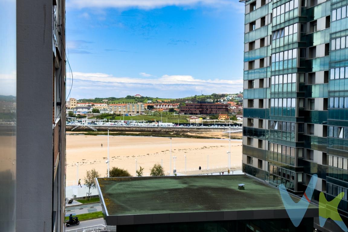 En el barrio de La Arena, donde la ciudad se acerca al mar sin perder su pulso urbano, esta vivienda ofrece una de esas sorpresas que no se anuncian a primera vista.Tras su distribución posterior se esconde un privilegio poco habitual: una galería acristalada desde la que el mar de la Playa San Lorenzo aparece en el horizonte, discreto pero presente, acompañando el día a día con luz cambiante y calma.El piso cuenta con dos habitaciones y un baño, y espera una actualización que lo lleve a su mejor versión. Su base permite imaginar un espacio más actual, cuidado y elegante, donde cada estancia gane en coherencia y confort.Una oportunidad singular en Gijón, a pocos pasos de la Playa de San Lorenzo, para crear un hogar con vistas inesperadas y un encanto que no se revela del todo hasta entrar. No pierda la oportunidad de conocerla en persona: solicite una visita y descubra todo lo que este piso puede ofrecerle.Se informa a los interesados que el precio de venta indicado no comprende el Impuesto de Transmisiones Patrimoniales (ITP) , los gastos asociados a la compraventa (notaría, registro de la propiedad y otros) ni los honorarios de la agencia inmobiliaria a cargo del comprador.