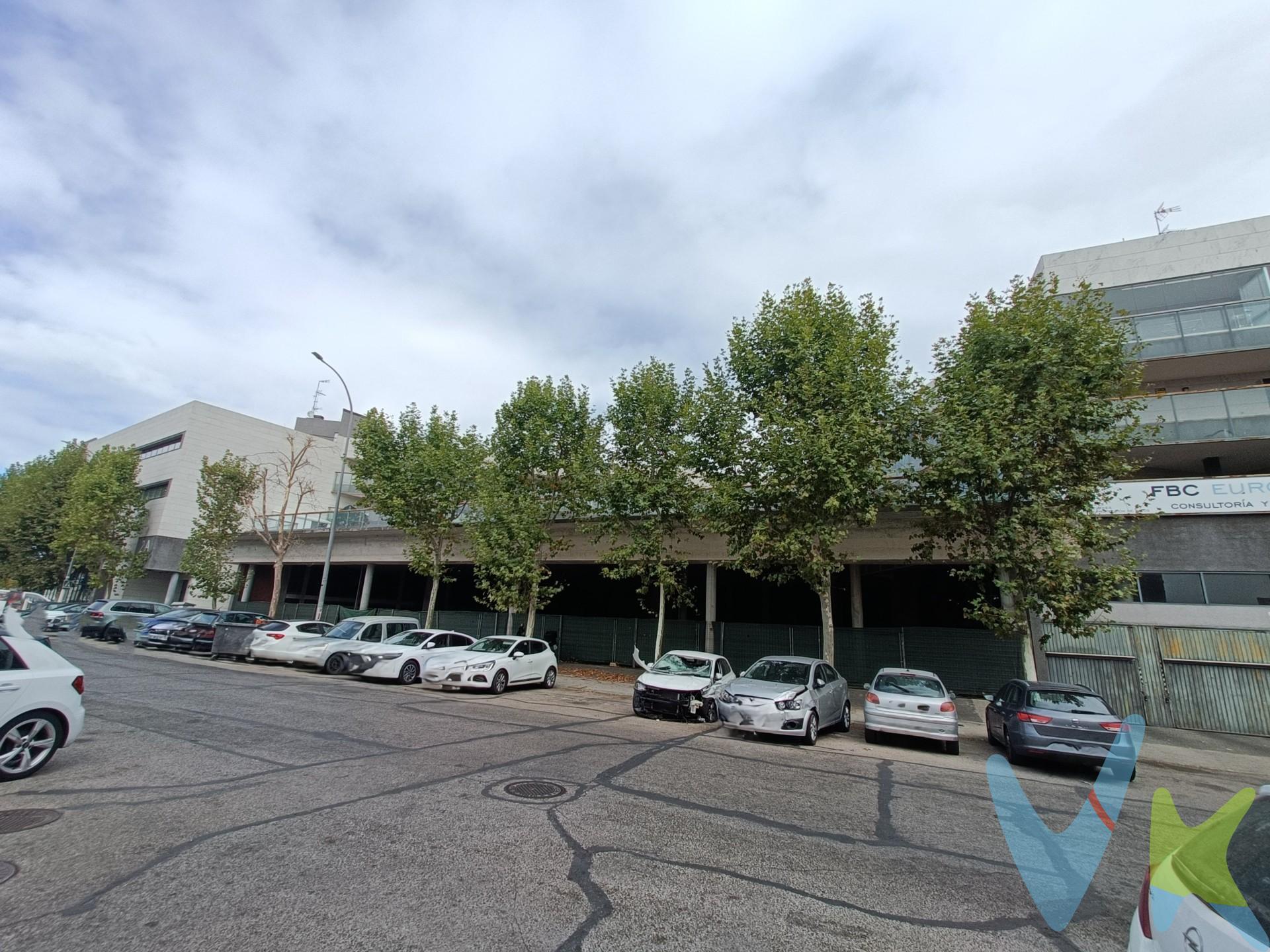 Se vende estupendo despacho profesional en el polígono industrial de VENTORRO DEL CANO, con fácil acceso desde la M40 y M50, cerca de universidades y del Hospital Quirón, así como de la Ciudad de la Imagen y del Centro financiero del Banco Santander. Metro ligero a corta distancia.

Sala principal con espacio para montar una cocina, 2 estancias polivalentes adicionales con armarios empotrados, 1 baño completo con ducha de hidromasaje y agradable terraza de 10 m2. Uso principal: despacho profesional.

Dispone de plaza de GARAJE y TRASTERO. Posibilidad de adquirir una plaza más por 12.000 € adicionales.

¡Pídenos más información, estaremos encantados de atenderte!.

Gastos e impuestos no incluidos en el precio publicitado. La agencia actúa en representación y por mandato del vendedor. Las condiciones de la venta establecen que el comprador deberá abonar un importe adicional fijo del 1,5%, más 21% de IVA, sobre el precio publicitado. La reserva del inmueble sólo se producirá después de que una propuesta de compra haya sido expresamente aceptada por el vendedor.

A título orientativo se informa que en segundas transmisiones el ITP con carácter general en Madrid es del 6%, pudiendo existir otros tipos impositivos atendiendo a las circunstancias personales del comprador u otras circunstancias previstas legalmente. Base imponible del impuesto el mayor valor entre el precio de compraventa, la tasación o el valor de referencia catastral. En cuanto a los gastos de notaría y registro de la propiedad, en su caso, son variables, dependen de aranceles según precio y complejidad, oscilando aprox. entre un 0,2% y un 2%. Si el comprador precisase de hipoteca: tasación, condiciones y costes bancarios serán según entidad elegida por el comprador, así como los gastos de gestoría y cualesquiera otros gastos inherentes a la compraventa que legalmente correspondan a la parte compradora, salvo pacto expreso en contrario con el vendedor. El consumidor tiene, conforme a la normativa vigente, a su disposición información y documentación adicional relativa al inmueble y condiciones de la compraventa, que podrá ser consultada en la sede física de la agencia.