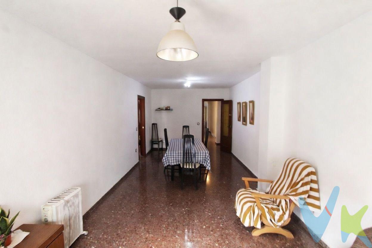 Si buscas espacio, comodidad y una ubicación inmejorable, este piso en la Calle San Onofre 8 es la oportunidad que estabas esperando. Situado en una tercera planta de un edificio con ascensor, esta vivienda de 90 m² destaca por su excelente distribución, su luz natural y el desahogo que ofrecen sus estancias exteriores. . Distribución y Características del Inmueble. Salón-Comedor: Un espacio amplio, acogedor y muy luminoso, con acceso directo a la terraza, ideal para disfrutar del clima mediterráneo, poner una mesita con sillas o crear tu rincón de relax. Cuatro dormitorios versátiles. Ideales para albergar a toda la familia, crear un despacho para teletrabajar o una sala de juegos. 2 Baños Completos y funcionales: Olvídate de las esperas por las mañanas. Cocina Independiente: Totalmente equipada, con buena capacidad de almacenaje y distribución funcional. Cuarto de Aguas / Galería: Un espacio independiente muy práctico para la zona de lavado, lavadora, termo y zona de tendido, manteniendo el resto de la casa despejado. Ubicación y Servicios: Vive con todo a un paso. La vivienda cuenta con una fantástica orientación Suroeste en su zona principal, lo que garantiza una luminosidad espectacular. El verdadero valor de esta vivienda es su localización. La Calle San Onofre es una de las arterias principales, más vivas y mejor conectadas de Paterna. Transporte Público Impecable: A pocos minutos a pie de la estación de Metrovalencia (Línea 2), que te conecta con el centro de Valencia en apenas 15-20 minutos. Además, cuenta con paradas de autobús urbano e interurbano prácticamente en la puerta. Comercios y Supermercados: Rodeado de todo tipo de servicios esenciales. Encontrarás supermercados de grandes cadenas (Mercadona, Consum), farmacias 24h, panaderías tradicionales, entidades bancarias y un comercio local vibrante. A escasa distancia de colegios e institutos tanto públicos como concertados. El Centro de Salud de Paterna se encuentra a muy pocos minutos. La zona cuenta con una amplísima oferta gastronómica, cafeterías con encanto, terrazas y está muy cerca del Ayuntamiento y del Gran Teatro de Paterna. No dejes pasar la oportunidad. VENTA:. PVP 219.500€. Gastos e impuestos no incluidos en el precio. La compra conlleva impuestos y gastos de formalización para el comprador. A título orientativo se informa que en segundas transmisiones el ITP con carácter general en Valencia es del 10%, pudiendo existir otros tipos impositivos atendiendo a las circunstancias personales del comprador u otras circunstancias previstas legalmente. Base imponible del impuesto el mayor valor entre el precio de compraventa, la tasación o el valor de referencia catastral. En cuanto a los gastos de notaría y registro, en su caso, suelen oscilar aprox. entre 1,5% y 2,5% (aranceles variables según precio, n.º de copias y complejidad). El comprador elige notario. Si el comprador precisase de hipoteca: tasación, condiciones y costes bancarios serán según entidad elegida por el comprador, así como los gastos de gestoría, y cualesquiera otros gastos inherentes a la formalización de la compraventa que legalmente correspondan a la parte compradora, salvo pacto expreso en contrario con el vendedor. El consumidor tiene, conforme a la normativa vigente, a su disposición información y documentación adicional relativa al inmueble y condiciones de la compraventa, que podrá ser consultada en C/Joaquín Costa 4, bajo 46005 Valencia o urbe2@remax.es. Honorarios de mediación inmobiliaria a cargo del COMPRADOR: (3% del precio final de venta más IVA (21%), salvo otro pacto.); y de VENDEDOR (según acuerdo con el mismo). Se informa al consumidor que la agencia actúa como intermediaria inmobiliaria en la operación, estando cualquier eventual compraventa y sus condiciones sujeta a la aceptación expresa del propietario-vendedor y a la posterior formalización del correspondiente contrato.