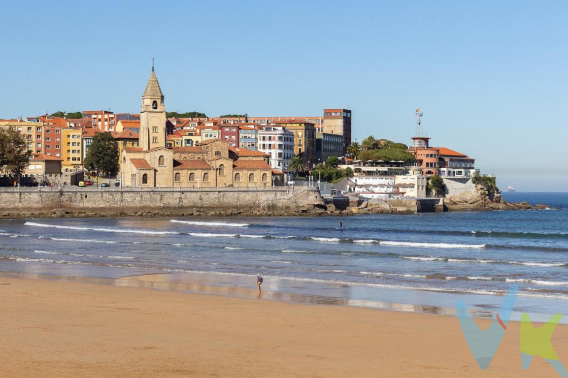 Atentos a este chollo de apartamento en la playa de Gijón , en la calle capua, a escasos metros de la playa de San Lorenzo. Totalmente reformado, consta de una habitación, con espacio suficiente para decorar con un armario y cama matrimonial . Un salón con cocina americana totalmente amueblada con electrodomésticos a estrenar. Desde el salón se accede a un amplio patio soleado , donde puede colocar una mesa para comer al sol, unas tumbonas ... . El baño tiene un buen plato de ducha con mampara y está reformado con un toque moderno y actual. Si sueña con tener un apartamento a escaso metros de la playa , totalmente reformado, con terraza y a un precio estupendo, esta es su oportunidad. De comunidad tan solo se pagan 35,69EUR al mes. A pocos  metros del portal tiene un parking Público con plazas disponibles. En la zona tiene supermercados, bus, colegios.......No dude en llamarnos y conocerlo. Es perfecto para segunda residencia. 