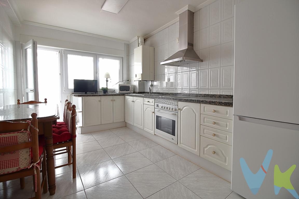 Esta propiedad se encuentra en un edificio con una construcción de calidad. Con un diseño amplio y acogedor, este piso reúne todos los requisitos para convertirse en el hogar ideal.  El piso cuenta con una superficie útil de 100 metros cuadrados y una superficie construida de 144,46 metros cuadrados, proporcionando un espacio amplio y cómodo para toda la familia.La distribución del piso es excelente, con un salón amplio y  con una terraza.La cocina, completamente equipada, dispone de despensa y terraza cerrada donde se se encuentra la zona de lavado.  Dispone de tres habitaciones dobles, todas ellas con luz natural y espacio suficiente para armarios y mobiliario adicional. Cada rincón del piso ha sido pensado para ofrecer confort y funcionalidad.Baños con reforma actual para estrenar, totalmente equipados.La vivienda cuenta con cuatro armarios empotrados.Solo una vivienda por planta.El edificio es accesible gracias a su moderno ascensor, facilitando así la movilidad y el acceso a la vivienda. Además, la propiedad incluye un trastero, perfecto para almacenar esos objetos que no se usan todos los días, manteniendo así el orden y la organización en el hogar.Posibilidad de plaza de garaje grande.Las zonas comunes del edificio están muy bien cuidadas, reflejando el buen mantenimiento y la atención constante que reciben. La comunidad de vecinos es amable y tranquila, lo que contribuye a mejorar la calidad de vida de todos los residentes. El entorno es perfecto, con todos los servicios a su alcance. Supermercados, colegios, centros de salud y zonas verdes están a solo unos minutos a pie.Esta fantástica vivienda está perfectamente conectada con el resto de la ciudad mediante transporte público, garantizando así un acceso rápido y eficiente a cualquier punto de Gijón. Además, se encuentra a solo un paso del centro, de la playa de Poniente, de la playa de San Lorenzo, permitiendo disfrutar del mar y el paseo marítimo en cualquier momento.No deje escapar esta oportunidad única de adquirir un piso en una zona tan privilegiada. Este magnífico inmueble reúne todas las características necesarias para convertirse en el hogar de sus sueños. Contacte con nosotros para concertar una visita y conocer de primera mano todos los detalles de esta espectacular propiedad. No se arrepentirá, su futuro hogar le está esperando.Contamos con más de 35 años de experiencia acreditada y nuestro objetivo es garantizarle un servicio de compra humano, ético, de calidad, fácil y seguro. Nuestro equipo lo integran agentes con la titulación AIR (Agente Inmobiliario Registrado), somos CRS (Council of Residential Specialist) y API. (Agente de la Propiedad Inmobiliaria Colegiado nº248). Contamos con un seguro de Caución que nos permite garantizar el depósito de las cantidades entregadas por nuestros clientes.Te ayudamos con la financiación con las mejores condiciones hipotecarias hasta el 100%.Consulte en nuestras reseñas de Google lo que opinan los clientes que ya han trabajado con nosotros.El precio NO incluye: Impuestos, gastos de Notaría, registro y honorarios de los servicios contratados por los compradores a la Agencia Inmobiliaria.