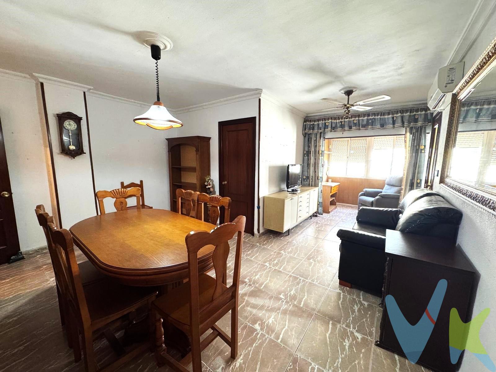Si buscas una vivienda bien ubicada, luminosa y con todos los servicios al alcance, este piso es una excelente oportunidad. Situado junto a la Segunda Aguada, en una de las zonas más prácticas de Cádiz, se encuentra a tan solo 15 minutos a pie de la playa, permitiéndote disfrutar del mar sin renunciar a la comodidad de la ciudad. La vivienda cuenta con 3 dormitorios, 1 baño, un salón amplio y muy luminoso, y una distribución funcional que aprovecha al máximo cada espacio. Su estado de conservación es bueno, por lo que resulta ideal tanto para entrar a vivir como para actualizar a tu gusto. La zona dispone de supermercados, colegios, transporte público, centros de salud y una amplia oferta de comercios y servicios, lo que la convierte en una opción perfecta tanto como vivienda habitual como para inversión. No dejes pasar la oportunidad de visitar este piso con un gran potencial. Si estás interesado en esta propiedad pero tienes que vender, contacta con nosotros, te ayudamos a encontrar comprador para tu vivienda. Precio final completo comprador: 244.136.-€. Incluyendo gastos según ley:. ITP 7% general 15.400.-€, tipos reducido www.juntadeandalucia.es. Gasto notarial: aprox. 400€ www.notaria.org. Registro prop. 350 € aprox. www.registro.org. Honorarios comprador 3% + I.V.A. del precio de venta. . Informamos a nuestros clientes que disponemos del documento informativo abreviado de la propiedad (según decreto 218/2005, del 11 de octubre) y de seguro de caución, para la protección del dinero entregado como señal para la reserva de una vivienda o inmueble. 