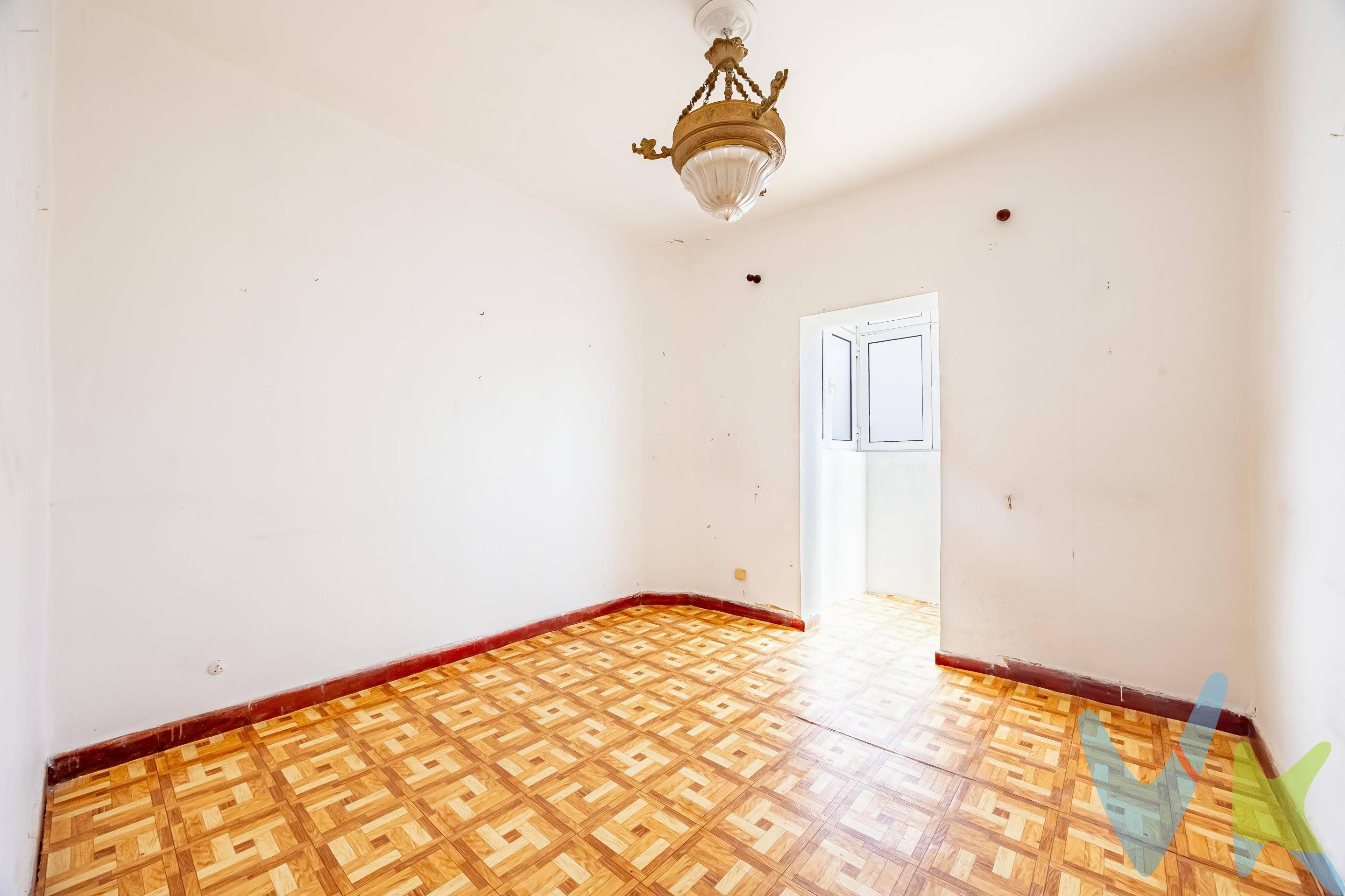 VENTA AL CONTADO. NO PERMITE FINANCIACIÓN HIPOTECARIA. La vivienda está afectada por el Plan de Reposición de Las Rehoyas, Fase 0, lo que la convierte en una oportunidad aún más interesante a medio y largo plazo. El programa municipal de regeneración urbana le otorga al propietario el derecho a recibir una vivienda nueva cuando se ejecute el plan, con la posibilidad también de garaje. Es un primer piso sin ascensor, con pocas escaleras. La vivienda inicialmente de 3 dormitorios, se reformó y adaptó a 2 dormitorios muy amplios, balcón, cocina independiente y baño. Perfecta tanto para inversores como para quienes desean personalizar su futuro hogar. ¡No dejes pasar esta oportunidad!. . 