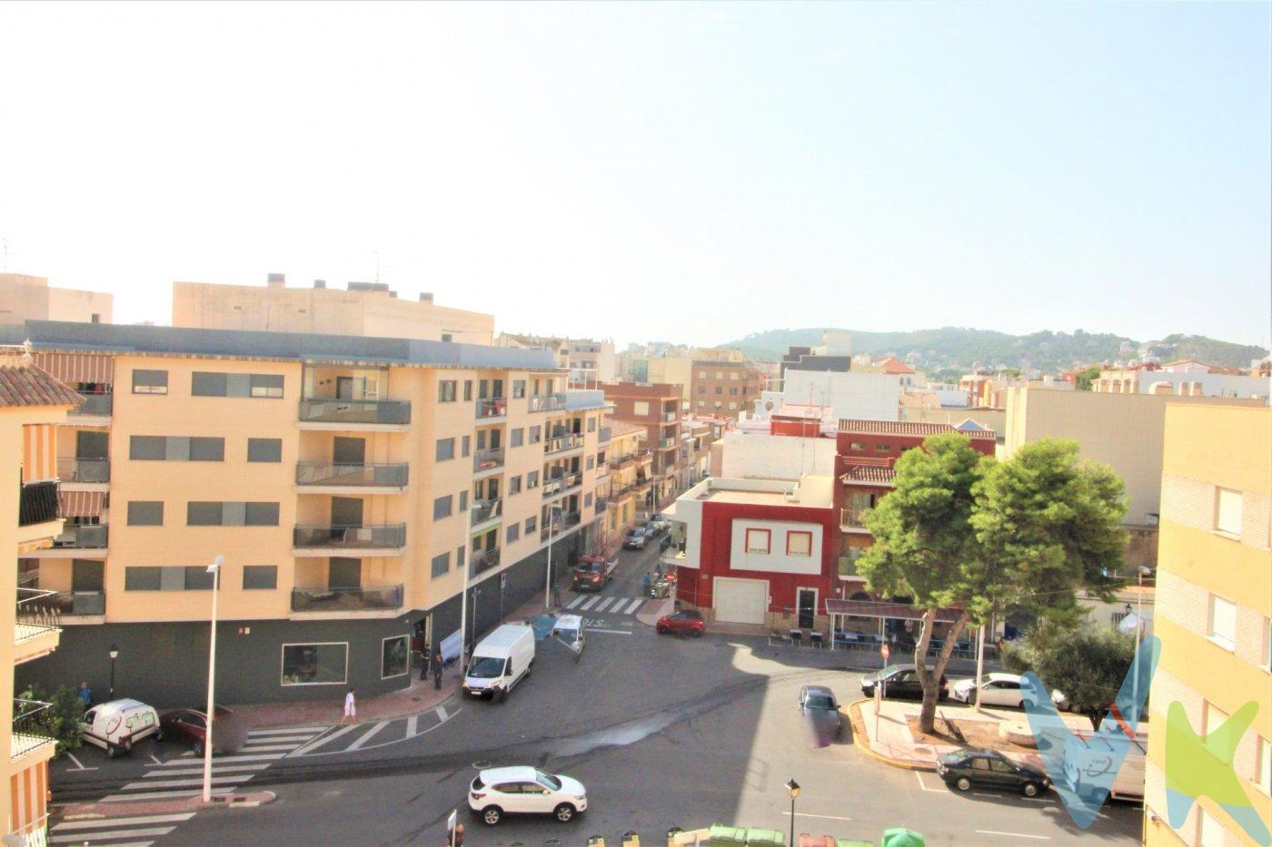 Ático dúplex en el pueblo con todas las comodidades. La vivienda esta distribuida en una primera planta con salón-comedor luminoso, una habitación simple y otra doble, ambas con armarios empotrados, cocina totalmente equipada  y un baño completo con ducha. Segunda planta, estudio diáfano con zona de descanso, banco de cocina con salida de humos, baño completo con bañera, lavadora, termo eléctrico y lavadero y amplia terraza con vista a plaza de España. La vivienda se encuentra muy bien conservada y con todas las comodidades. Se vende amueblada y con amplio trastero. Los metros útiles son aproximados. Este inmueble es en exclusiva, con lo que le facilitamos cualquier información sobre la vivienda. Por este motivo, solicitamos no molesten al propietario, ocupantes de la propiedad, vecinos o conserje de la comunidad. Muchas gracias por su comprensión. El precio indicado puede sufrir variaciones. En todos los casos los precios expuestos son más impuestos y gastos derivados de la transmisión del inmueble.