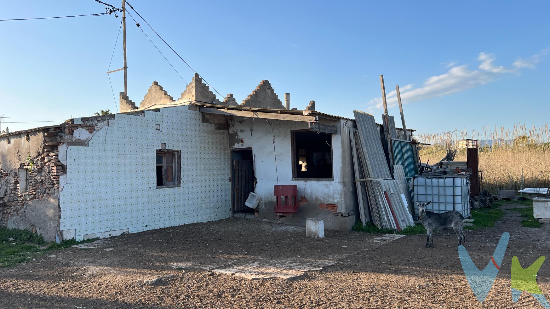 ¡Descubre esta increíble oportunidad en Castellón! Ubicada en la tranquila Partida Almalafa, esta casa con terreno es ideal para quienes buscan un proyecto renovador. Con una superficie construida de 83 m² y un amplio terreno que abarca casi 6,000 m², tendrás el espacio perfecto para dar rienda suelta a tu creatividad. Aunque necesita reformas completas y actualmente no cuenta con suministro eléctrico ni agua potable, esto te da la libertad de diseñarla a tu gusto desde cero. La propiedad se orienta hacia el este lo que permite disfrutar del sol cada mañana; además tiene dos habitaciones dobles listas para transformarse en acogedoras estancias según tus necesidades personales o familiares. A tan solo unos pasos del mar (100 metros), imagina vivir aquí rodeado por naturaleza y tranquilidad mientras creas el hogar soñado lejos del bullicio citadino pero cerca suficiente para acceder rápidamente a todos los servicios necesarios. No lo dudes y llámame cuanto antes.
