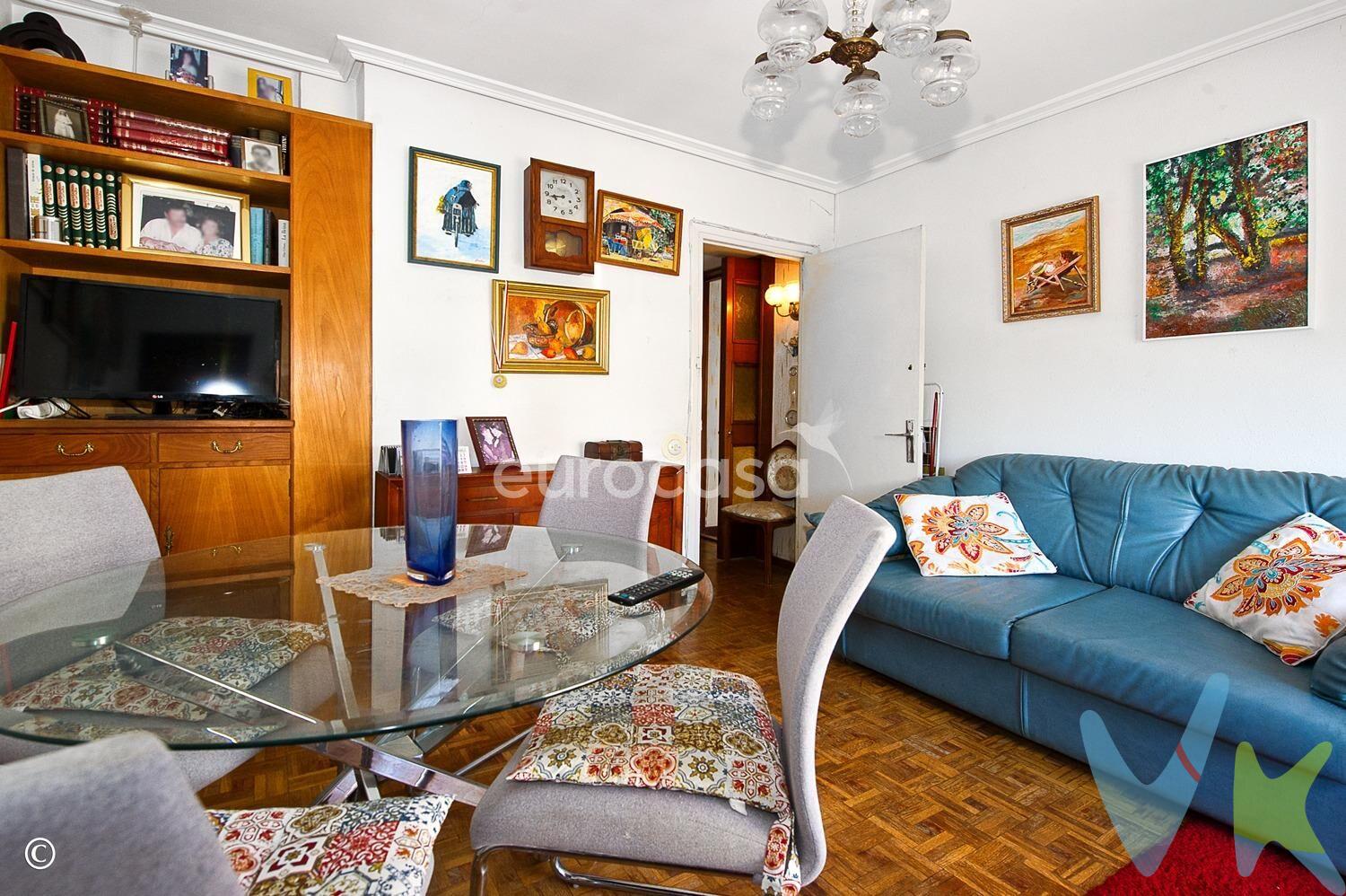 EL ENCANTO DEL NUEVO TETUÁN. Imagínate vivir en uno de los barrios más especiales y con más vida de Santander: Tetuán. Un lugar que ha sabido reinventarse sin perder su esencia y que hoy se ha convertido en una de las zonas más demandadas y con más encanto de la ciudad. Aquí lo tienes todo: tradición, ambiente, cercanía al mar y la mejor oferta gastronómica y de ocio a tu alcance. Este piso de 83 m² construidos es justo lo que estabas buscando:. •	3 dormitorios con espacio para todo. •	Un salón luminoso donde relajarte al final del día o compartir momentos con los tuyos. •	Cocina práctica y funcional, lista para adaptarse a tu estilo. •	Y un baño completo con todo lo necesario. La vivienda cuenta con una orientación norte-sur, lo que garantiza luz natural durante todo el día que aporta frescor en verano y confort en invierno. Además, el portal está totalmente renovado y dispone de ascensor a cota cero, lo que hace que la accesibilidad sea perfecta para todos. Y como sabemos que en Santander el aparcamiento puede ser un quebradero de cabeza, aquí no tendrás ese problema: el piso incluye parking en superficie, un auténtico lujo en esta zona. Lo mejor, sin duda, su ubicación privilegiada. Al salir de casa, un encantador túnel te conecta en apenas 8 minutos con El Sardinero, sus playas y su paseo marítimo. Y hacia el otro lado, a solo unos pasos, tienes Puertochico, con la Bahía de Santander, el Club Marítimo, restaurantes, bares y la mejor vida social de la ciudad. Además, la zona está pensada para tu día a día: farmacia y ambulatorio al lado de casa, tiendas, cafeterías y todos los servicios que puedas necesitar sin tener que coger el coche. Este piso tiene alma y es ideal tanto si buscas tu residencia habitual en una de las mejores zonas de Santander, como si quieres una segunda vivienda junto al mar o una inversión con gran demanda en alquiler. Porque vivir en Tetuán es mucho más que tener un piso: es disfrutar de una forma de vida única, entre la calma de sus calles y la energía vibrante de una de las zonas más cotizadas de la ciudad. 