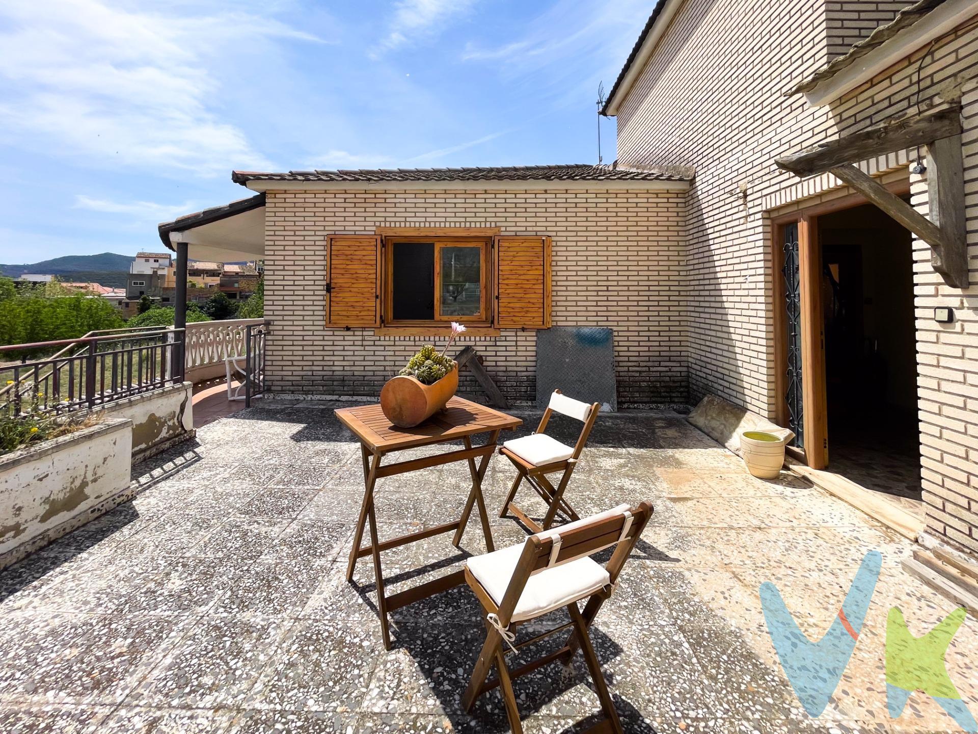 Un Hogar que Enamora. Descubre un refugio de elegancia y serenidad en el corazón de Chera. Este magnífico chalet independiente, construido con las mejores calidades, es el lugar donde la comodidad y la naturaleza se unen en perfecta armonía. Planta Principal:. Salón Comedor: El salón comedor señorial, con su imponente chimenea, te invita a crear recuerdos inolvidables junto a tus seres queridos. Un espacio amplio y acogedor, ideal para momentos de calidez y alegría. Terraza Exterior: Imagina disfrutar de comidas y cenas al aire libre en una amplia terraza, con salida a un balcón que ofrece vistas despejadas a todo el valle. Un escenario perfecto para contemplar la belleza del entorno natural. Cocina: La amplia cocina, equipada con despensa, está diseñada para inspirar tus mejores creaciones culinarias. Un lugar donde el arte de cocinar se convierte en una experiencia compartida. Baños: Dos baños completos, pensados para tu máxima comodidad y bienestar. Habitaciones: Tres habitaciones dobles, luminosas y acogedoras, todas con armarios empotrados. Espacios diseñados para ser tus santuarios personales, llenos de luz y tranquilidad. Garaje:. Ubicación: Un amplio garaje a pie de calle, que proporciona comodidad y seguridad, con espacio suficiente para varios vehículos y almacenamiento adicional. Buhardilla:. Acceso: Una encantadora escalera de caracol te lleva a la buhardilla. Espacio Multifuncional: Este espacio puede ser transformado en una cuarta habitación o en un área de ocio personalizada, ya sea un estudio artístico, un gimnasio o una sala de juegos. Exteriores:. Con dos terrenos urbanos que suman un total de 1.497 m², las posibilidades son infinitas. Desde la creación de un jardín exuberante hasta la construcción de una piscina privada o una segunda vivienda, este espacio exterior es un lienzo en blanco para tus sueños. La Belleza de Vivir en Chera. Chera es un lugar privilegiado por su riqueza y diversidad natural. Aquí, cada día es una nueva oportunidad para disfrutar de actividades al aire libre como trekking, pesca deportiva en su pantano y escalada. Vivir en Chera es disfrutar de la serenidad de la naturaleza y la emoción de nuevas aventuras. Una Inversión en Calidad de Vida. Este chalet no es solo una propiedad, es un estilo de vida. Construido con materiales de alta calidad y un cuidado meticuloso en cada detalle, es un hogar listo para acoger nuevas historias y recuerdos inolvidables. Los amplios terrenos adicionales aumentan el valor y potencial de esta propiedad, convirtiéndola en una inversión inteligente y emocional. ¡No dejes pasar esta oportunidad única! Contáctanos hoy mismo para más información y para programar una visita. Tu futuro hogar en Chera te está esperando para darte la bienvenida. La descripción del presente inmueble e imágenes tienen mero carácter informativo y en ningún caso carácter contractual, pudiendo ser modificados por la inmobiliaria comercializadora sin que ello implique responsabilidad alguna frente a terceros. En el precio de venta a público, esta propiedad NO incluye los gastos de adquisición (Notario, registro, gestión, honorarios, etc…). 