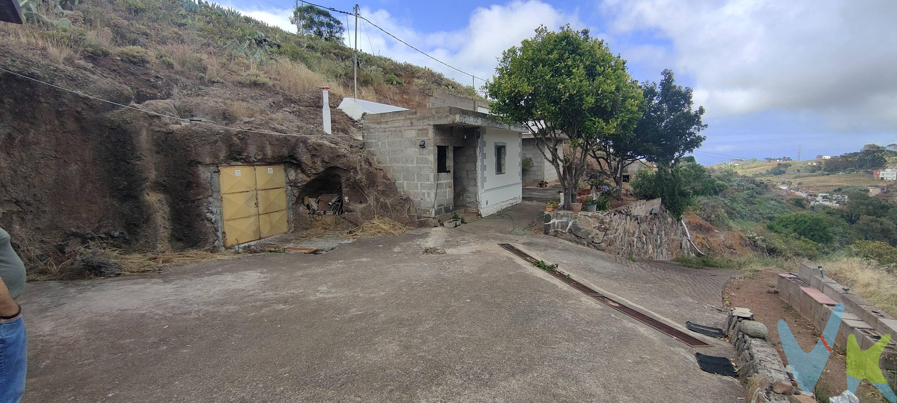. VENDEMOS Casa con cuevas, terrenos, almacén, cuevas vírgenes y espacios abiertos para terrazas. ¡Si lo que buscas es independencia y tranquilidad, aquí está tu casa!. Con total independencia, en una zona de solana, disponemos, en venta, de ésta magnifica casa cueva con terrenos. La propiedad dispone de una construcción en bloque, que ahora hace las funciones de garaje o almacén, una estancia en cueva virgen con ventilación, para inventar el uso, que puede ser zona de bodega, comedor, cocina, despensa,.. Y la estancia principal que consta de una construcción externa y 5 cuevas comunicadas entre sí, con un patio abierto. La propiedad te invita a imaginar su futuro de muchas maneras. La vivienda tiene entrada privada y acceso a todos los terrenos desde ella, está perfectamente diferenciada y la documentación está inscrita en el Registro de la Propiedad. . DATOS EXTRA DE LA FINCA: . Parcela completa: 23.462,46m². Casa Cueva, con una superficie total del suelo que ocupa:  172,78m². Superficie total construida: 104m². Superficies separadas:. Garaje: 53,81m². Bodega: 19.26m². Estancias: 34.55m². Superficie de la cueva: 57,59m². Patio: 48,26m². NOTA: El precio de venta No incluye impuestos propios de la transmisión, gastos de notaría, registro, ni cualquier otro que según ley pueda corresponder al comprador. Los datos expuestos son meramente orientativos y se encuentran sujetos a errores u omisiones involuntarias. 
