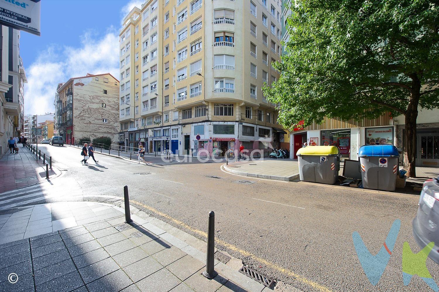 EN LA MEJOR UBICACIÓN. Imagina un local amplio, lleno de luz natural, con una ubicación estratégica que te permitirá conectar con miles de personas al día. Este increíble espacio de más de 100 m² está diseñado para adaptarse a tus necesidades y ser el escenario perfecto para tu proyecto, ya que las posibilidades son infinitas. Uno de los aspectos más destacados de este local es su amplitud y luminosidad. Gracias a los grandes ventanales que ocupan toda la esquina del edificio, podrás disfrutar de una luz natural impresionante que inunda todo el espacio. Esto no solo crea un ambiente agradable y acogedor, sino que también te brinda una visibilidad única desde el exterior, algo que sin duda atraerá la atención de cualquier cliente potencial. El local tiene personalidad propia y está dividido en grandes espacios diáfanos, lo que te ofrece una total flexibilidad para distribuir y acondicionar los ambientes según las necesidades de tu negocio. Puedes crear diferentes zonas de trabajo, una sala de ventas, oficinas privadas o incluso un espacio interactivo para clientes, todo ello con la seguridad de que tienes la libertad de moldear el local a tu estilo y actividad. Pero lo que realmente marca la diferencia es la ubicación. Está situado en una de las zonas más dinámicas y vibrantes de Santander. El flujo constante de personas garantiza que tu negocio tenga una visibilidad envidiable, atrayendo a potenciales clientes tanto locales como turistas. En una ciudad como Santander, con una mezcla perfecta de tradición y modernidad, tu local estará en el centro de la acción, rodeado de una gran variedad de servicios, comercios y restaurantes. La zona se caracteriza por su gran actividad durante todo el año, tanto en verano, con el aumento del turismo, como en los meses más tranquilos, donde la población local sigue siendo muy activa. A pocos minutos de las principales avenidas, transportes públicos y puntos de interés, te encontrarás en un lugar perfecto para cualquier tipo de negocio que busque visibilidad, afluencia de público y, sobre todo, el toque distintivo que solo un espacio en esta ubicación puede ofrecer. Si estás buscando un lugar con múltiples posibilidades en la ubicación que tu negocio merece, con un diseño versátil y un ambiente único, este local es la opción perfecta para ti. *Este local está destinado a uso comercial, pero por sus características, disposición y superficie es susceptible de cambio de uso. 