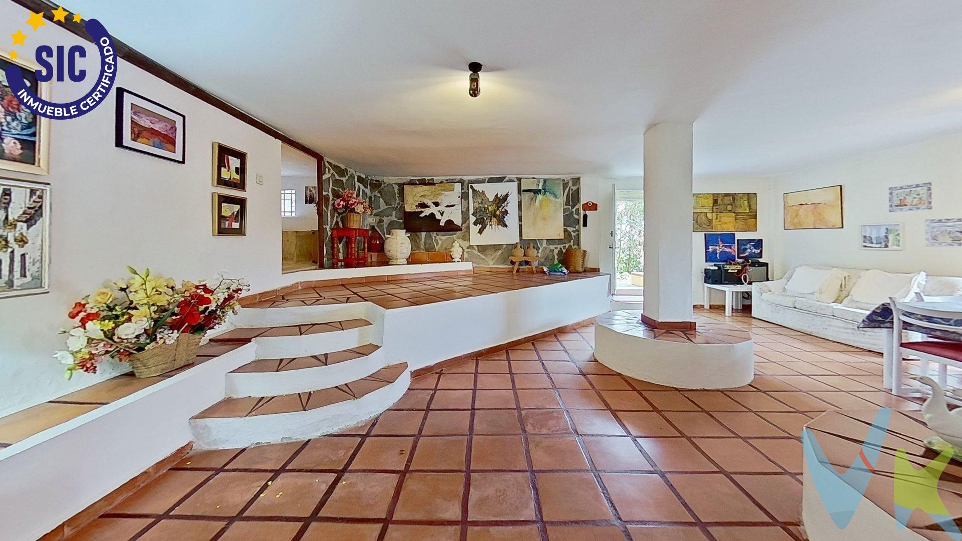 Chalet independiente en Sierra Perenchiza - cumbres de Calicanto - Santo Domingo, Chiva, en un entorno natural único con total tranquilidad y vistas despejadas. Sobre una amplia parcela de 713 m², la vivienda cuenta con 245 m² construidos y una distribución. cómoda, luminosa y lista para entrar a vivir. Destaca su impresionante salón diáfano de 125 m² en planta baja, ideal para celebraciones, zona de ocio, segunda vivienda, y un amplio salón comedor en planta principal con chimenea y acceso directo a una terraza que rodea la vivienda. Dispone de 3 habitaciones dobles con armarios empotrados, 2 baños completos (uno en suite), cocina office totalmente equipada, y si quieres una piscina, tienes espacio suficiente para construir la que tú quieras. Ubicada en una zona tranquila, cercana a servicios, club deportivo y campo de golf. Una vivienda ideal tanto como residencia habitual como para disfrutar de escapadas en plena naturaleza. Sólo a 25 min de Valencia. ¡Ideal para vivir, invertir o crear la casa de tus sueños en plena naturaleza¡. ¡No hay nada igual por este precio y ubicación! Ven a visitarla ya. VENTA:. PVP 265.000€.  Gastos e impuestos no incluidos en el precio. La compra conlleva impuestos y gastos de formalización para el comprador. A título orientativo se informa que en segundas transmisiones el ITP con carácter general en  Valencia es del 10%, pudiendo existir otros tipos impositivos atendiendo a las circunstancias  personales del comprador u otras circunstancias previstas legalmente. Base imponible del impuesto el mayor valor entre el precio de compraventa, la tasación o el valor de referencia catastral. En cuanto a los gastos de notaría y registro, en su caso, suelen oscilar aprox; entre 1,5% y 2,5% (aranceles variables según precio, n.º de copias y complejidad). El comprador elige notario. Si el comprador precisase de hipoteca: tasación, condiciones y costes bancarios serán según entidad elegida por el comprador, así como los gastos de gestoría, y cualesquiera otros gastos inherentes a la formalización de la compraventa que legalmente correspondan a la parte compradora, salvo pacto expreso en contrario con el vendedor. El consumidor tiene, conforme a la normativa vigente, a su disposición información y documentación adicional relativa al inmueble y condiciones de la compraventa, que podrá ser consultada en C/Joaquín Costa 4, bajo 46005 Valencia o urbe2@remax.es. Honorarios de mediación inmobiliaria a cargo del COMPRADOR: (3% del precio final de venta más IVA (21%), salvo otro pacto.); y de VENDEDOR (según acuerdo con el mismo).  Se informa al consumidor que la agencia actúa como intermediaria inmobiliaria en la. operación, estando cualquier eventual compraventa y sus condiciones sujeta a la aceptación expresa del propietario-vendedor y a la posterior formalización del correspondiente contrato.