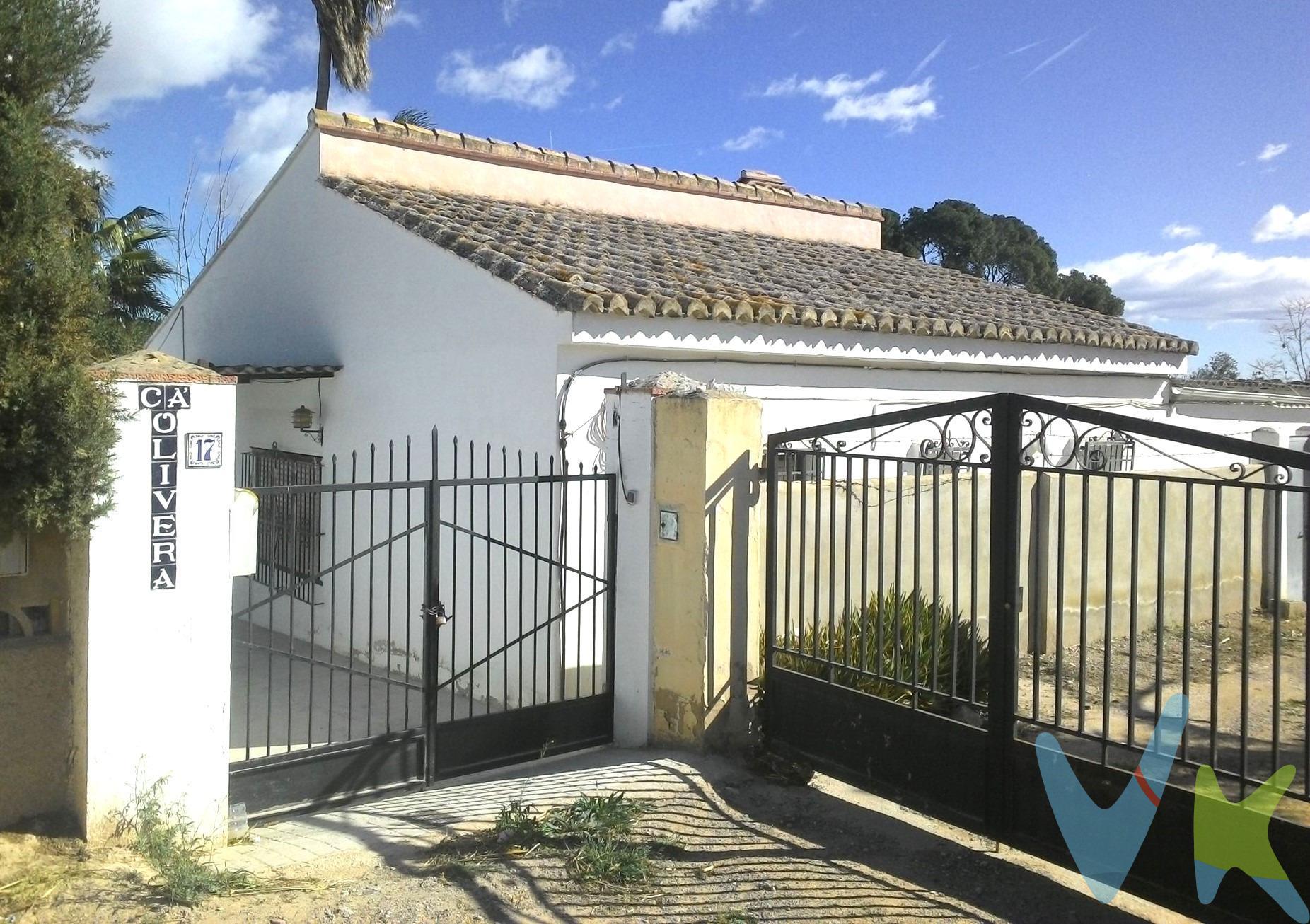 Chalet Independiente en Bétera: Tu Refugio Ideal cerca de la Naturaleza. Descubre este encantador chalet independiente de 1.386 m² construidos, situado en una amplia parcela de 1.386 m² en Bétera, a un paso de la majestuosa Sierra Calderona. . Este hogar, perfecto para disfrutar de la tranquilidad y la comodidad, cuenta con una distribución en una sola planta que facilita el acceso y la movilidad. . La vivienda dispone de tres habitaciones dobles, ideales para alojar a toda la familia o recibir amigos. . El gran salón-cocina-comedor, con su acogedora chimenea, se convierte en el corazón del hogar, ofreciendo espacio suficiente para más de 10 personas alrededor de la mesa. . Además, cuenta con dos baños completos y un segundo salón comedor que se abre al jardín, creando un ambiente perfecto para disfrutar del aire libre. En el exterior, la parcela ofrece un espacio ideal para relajarse y divertirse. Disfruta de momentos inolvidables junto a la barbacoa y refréscate en la gran piscina durante los calurosos días de verano. . También dispones de un amplio garaje y dos espacios adicionales: trastero y lavadero, que aportan funcionalidad a tu día a día. Este chalet, construido en 1970, es una oportunidad única para personalizar y reformar a tu gusto, con capacidad para adaptarse a tus necesidades y es apto para personas con movilidad reducida. . No dejes pasar la oportunidad de hacer de este lugar tu nuevo hogar. . Llama y ven a visitarlo porque te encantará.!. La venta de ésta propiedad se gestiona mediante contrato de EXCLUSIVA COMPARTIDA, donde más de 150 agencias colaboradoras tienen la ventaja de poder ofrecer a sus potenciales compradores este inmueble, lo que le garantiza un servicio de calidad, un trato fácil, sencillo y sin interferencias de terceros. Por este motivo, se ruega no molestar al propietario, a los ocupantes de la propiedad, a los vecinos o conserjes del edificio o urbanización si los hubiera. Si Usted es agencia inmobiliaria y tiene un cliente para éste inmueble, llámenos, estaremos encantados de colaborar en ésta y otras operaciones. No están incluidos los gastos de compra, honorarios de agencia e impuestos. 