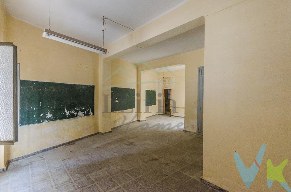 Ref. 04361.-EXCLUSIVA- Local en Llíria con posibilidad de convertir en vivienda, zona biblioteca. 🏡 OPORTUNIDAD ÚNICA EN LLÍRIA – DOS LOCALES CON POSIBILIDAD DE CAMBIO DE USO A VIVIENDA. Se venden DOS LOCALES CONTIGUOS en una excelente zona de Llíria, con múltiples posibilidades tanto para inversión como para proyecto residencial. 📍 Ubicados en zona consolidada y con buena comunicación, ambos inmuebles PUEDEN ADQUIRIRSE JUNTOS O POR SEPARADO. 🔹 Local 1 – 70 m² → 38.000 €. 🔹 Local 2 – 68 m² esquinero, exterior y con entrada independiente → 49.000 €. Ambos locales cuentan con patio interior, con posibilidad de:. ✔ dividir el patio para uso independiente de cada inmueble. ✔ unir ambos espacios y crear una amplia vivienda única. El local esquinero destaca por ser exterior y disponer de acceso independiente, aportando gran luminosidad y privacidad, ideal para transformación en vivienda tipo loft, apartamentos o vivienda habitual. 💡 Gran potencial para:. • Cambio de uso a vivienda. • Inversión inmobiliaria. • Dos apartamentos independientes. • Despacho + vivienda. • Alquiler. Zona tranquila y con todos los servicios cercanos: supermercados, colegios, transporte y comercios. Una oportunidad muy interesante para promotores, inversores o particulares que buscan diseñar una vivienda a medida en Llíria. 📞 Consúltanos para más información o visita sin compromiso. Información importante para el consumidor. El precio del inmueble ofertado no incluye:. Honorarios de la agencia inmobiliaria. Gastos notariales y registrales, que están sujetos a aranceles oficiales y varían en función del precio de escrituración. Impuesto sobre Transmisiones Patrimoniales (ITP), cuyo importe depende del precio del inmueble y de las circunstancias personales del comprador conforme a la normativa vigente en la Comunitat Valenciana. Gastos derivados de la gestión del cambio de titularidad de suministros, en caso de ser solicitados. Comercialización en exclusiva. Por expreso deseo de la propiedad, este inmueble se comercializa en régimen de exclusiva por Lliria Home Inmobiliaria. Rogamos no contactar directamente con la propiedad. Para concertar visitas o ampliar información, contacte con nosotros. Servicios de intermediación inmobiliaria. Los servicios de intermediación incluidos en los honorarios profesionales comprenden, de manera enunciativa y no limitativa, los siguientes:. Visita al inmueble o inmuebles seleccionados por el cliente. Análisis documental del inmueble a adquirir, incluyendo la revisión de la situación registral y catastral. Intermediación y negociación con la parte vendedora para el cierre de la operación. Redacción de los contratos privados necesarios. Supervisión y seguimiento de la operación hasta su firma y acompañamiento a la notaría. Presentación del cliente a entidades financieras para la obtención de financiación, en caso de que lo solicite. Acompañamiento al tasador designado por la entidad financiera seleccionada por el cliente. Realización de visitas adicionales cuando sea necesario para comprobaciones o aclaraciones. Gestión del cambio de titularidad de suministros, en caso de ser solicitada. 📞 Contacto y más información:. 962 78 14 09. #exclusiva #venta #compromiso #inmobiliariallíria #lliriahomeinmobiliaria #firmanotaria #clientescontentoslliriahome