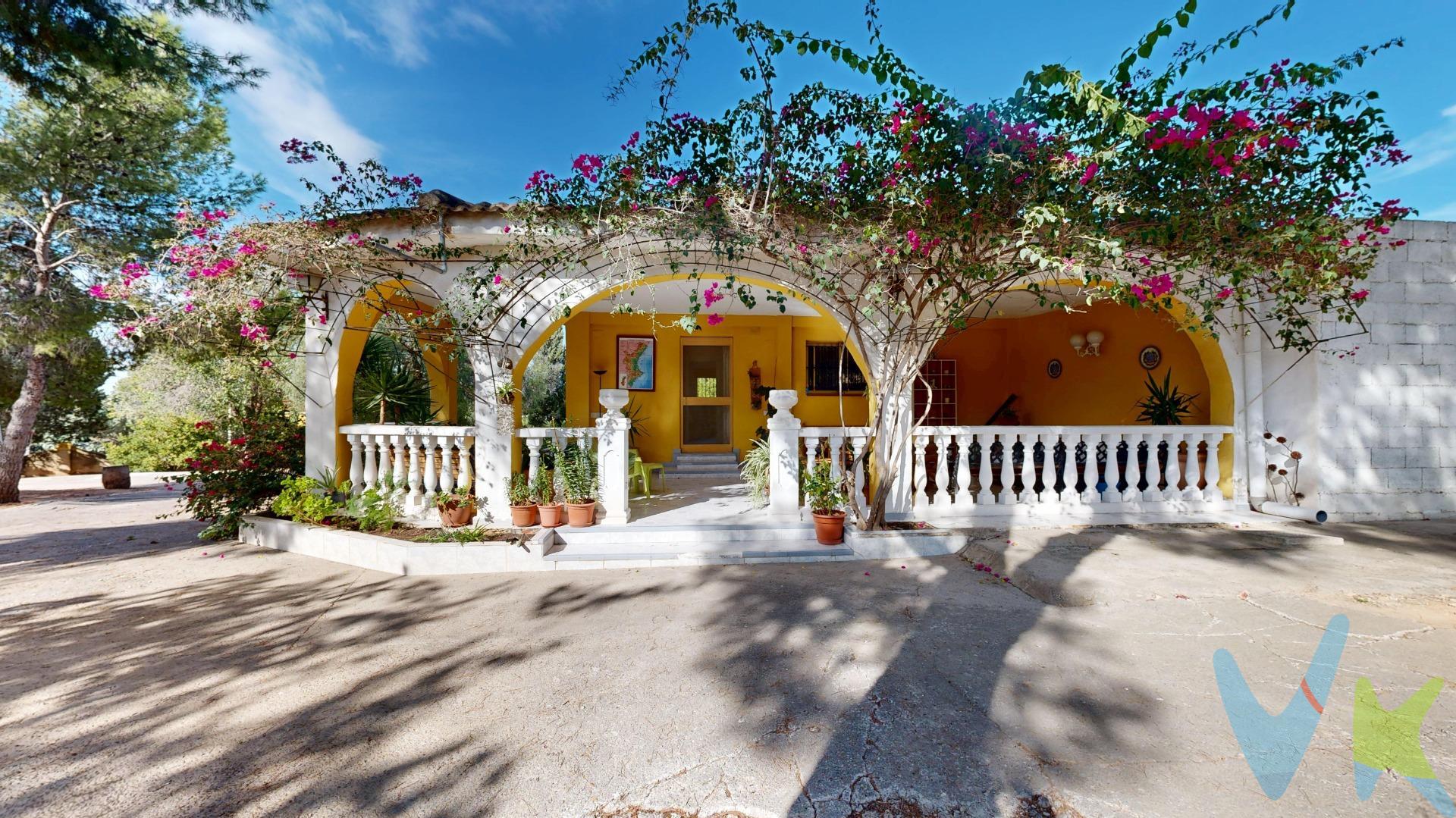 ✨️IMPRESIONANTE CHALET CON GRAN PARCELA Y PISCINA PRIVADA EN LLÍRIA✨️. Ponemos a la venta este encantador chalet independiente en una de las zonas residenciales más tranquilas de Llíria, con un precio competitivo de 297.500 €. Una vivienda cuidada al detalle, lista para entrar a vivir y disfrutar desde el primer día. 🏡 Características principales:. 232 m² construidos, con un espacio útil que abarca los 90 m² sobre una espectacular parcela de 4.326 m², con mucho espacio exterior para disfrutar y dar rienda suelta a tus proyectos. Dos amplias habitaciones dobles, luminosas y acogedoras. Un baño completo y un aseo adicional, perfectos para el día a día. Vivienda en muy buen estado de conservación, cómoda y funcional. 🌿 Zonas exteriores que enamoran:. Precioso porche cubierto y espacioso, super acogedor, perfecto para relajarse, leer o disfrutar de veladas en familia. Un rincón que transmite paz y convierte cada momento en especial. Piscina privada, rodeada de árboles y vegetación, que aportan frescor y privacidad en los días de verano. Parcela totalmente vallada, ideal para quienes buscan tranquilidad y seguridad, perfecta para familias con niños o mascotas. Terreno amplio con múltiples posibilidades: zona ajardinada, huerto, espacio para ocio o futuras ampliaciones. 📍 Ubicación y entorno:. Situado en Llíria, dentro de un entorno natural y muy tranquilo, pero con la comodidad de estar a pocos minutos de todos los servicios que ofrece la ciudad: supermercados, colegios, transporte y centro de salud. Además, cuenta con una excelente conexión por carretera, lo que permite llegar a Valencia capital en apenas 25 minutos. 🚀 Una propiedad con carácter, ideal para quienes buscan espacio, tranquilidad y calidad de vida en plena naturaleza, sin renunciar a la cercanía con la ciudad. ✨ ¡No pierdas esta oportunidad y agenda tu visita hoy mismo!. ℹ️ Los muebles, gastos de compraventa y honorarios de agencia no están incluidos en el precio.