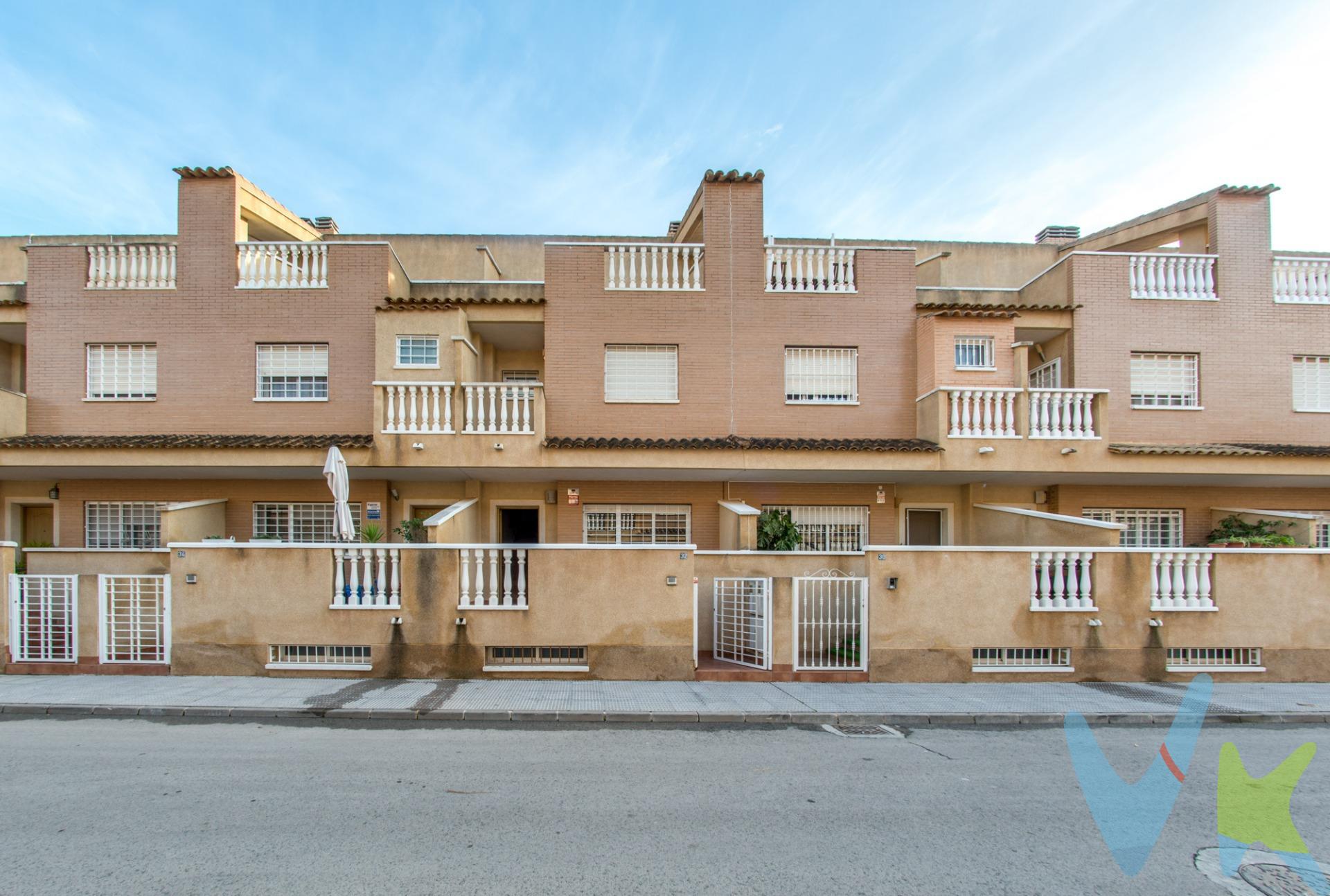 Crea el hogar que siempre has soñado en este coqueto dúplex, ubicado en una de las mejores zonas de San José de la Montaña. Goza de excelente orientación y se encuentra rodeado de bonitas vistas en un entorno muy tranquilo. En planta baja, nos recibe su porche como entrada hasta un único espacio que integra un amplio salón comedor y la cocina independiente de diseño actual que se completa con un gran patio exterior con zona de lavandería. Y para que nada falte, una habitación y un baño con ducha. La escalera nos conduce al gran dormitorio principal con baño en suite y balcón privado para aportarle luz e intimidad, más otras dos hermosas habitaciones y el baño de cortesía con bañera. Y le pone la guinda su planta alta con dos terrazas abiertas, y un gran trastero. Como valor añadido, garaje individual en semisótano –con puerta automática- y capacidad para 3 coches. Sus calidades, sus profusos armarios, aire acondicionado por conductos, climalit…. Calidez y calidad, hacen que este pueda ser el lugar donde empieces una buena vida. Ven y prueba suerte. 🔑 Comercialización en multidifusión. Por mandato expreso del propietario, este inmueble se comercializa en multiexclusiva, lo que garantiza un acceso completo a la información, un servicio profesional y una gestión ordenada, sin interferencias de terceros. Si eres agente inmobiliario y tienes un cliente interesado, estaremos encantados de colaborar. Contáctanos sin compromiso. 🤝 Una compra tranquila y bien acompañada. Al contactar directamente con nosotros, evitarás molestias innecesarias a la propiedad. Nos encargamos de toda la intermediación, facilitándote la documentación, la información necesaria y un trato cercano, claro y sin complicaciones. Te informaremos con total transparencia de todos los aspectos de la compra, incluidos gastos y honorarios de agencia para que tomes decisiones con calma y seguridad. Nuestra forma de trabajar se basa en algo muy sencillo:. Calma → la tranquilidad de comprar tu vivienda con acompañamiento profesional en todo el proceso con nosotros. ℹ️ Información legal. La descripción del inmueble y las imágenes publicadas tienen carácter meramente informativo y no contractual. El precio ha sido fijado por la propiedad y podría sufrir variaciones hasta su formalización en contrato de compraventa. 💰 Gastos de la compra. ●	Impuestos (ITP). o	Con bonificación: 3 %. o	Sin bonificación: 7,75 %. ●	Notaría y Registro: aprox. 1.000 €. ●	Honorarios de agencia: 3 % + IVA, con un mínimo de 3.000 € + IVA. (No incluidos en el precio de venta). ¡Oye, agente inmobiliario! Si estás leyendo este texto y te gusta, te desafiamos a ser creativo y sorprendernos con una adaptación original. ¡Nada de copiar y pegar, queremos ver tu ingenio en acción!. 