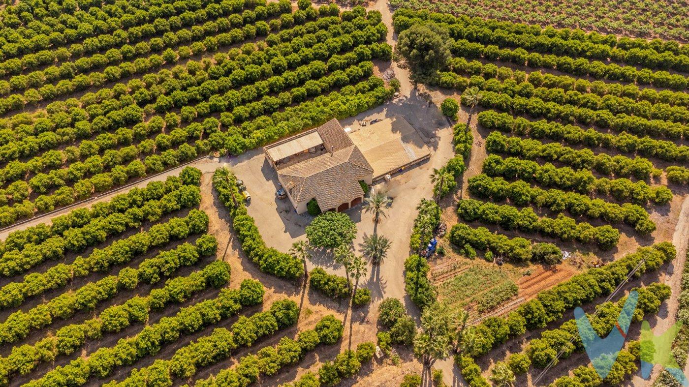 Disfruta este encantador caserío de campo con todos tus seres queridos, gracias a la amplitud de su salón a cubierto, o en el buen tiempo, debajo de la majestuosa parra que preside la entrada de la casa.  También dispone de un precioso porche techado con muchísimo espacio para respirar la tranquilidad de un entorno de ensueño.  Además, la casa se vende junto con las parcelas de alrededor que cultivan árboles frutales de Naranja Ortaniques (1.650 udes.) y Caqui Rojo brillante (2.450 udes.) dando importantes cifras de producción y facturación. Su mayor valor reside en el sistema de regadío por goteo que aporta mucha autonomía a todo el proceso y se nutre de un aljibe fluvial de gran capacidad. Cuenta también con un pozo.  .  El portón principal de madera, da paso al interior del caserío mostrando un imponente salón comedor de altos techos cubierto de vigas de madera, y una gran chimenea central flanqueada por dos huecos de almacenaje, repletos de robustos troncos cortados. Y cuenta con tres estancias, dos de ellas dormitorios dobles de gran amplitud, y una bonita cocina independiente, con su propia despensa con ventana.  .  En la parte trasera de la casa, encontramos una terracita que da servicio al paellero, con su propia bancada y pila de mármol en perfecto estado. Además, hay un parking techado para al menos seis plazas de coche, y un almacén con puerta corredera de gran utilidad para guardar la maquinaria y materiales necesarios para el buen tratamiento de los campos y su cultivo.  .  Hazte con esta estupenda propiedad, y disfruta de la paz del entorno mientras te beneficias de toda la rentabilidad que te puede ofrecer!.  .  .  --------.  .  Por mandato expreso del propietario, comercializamos este inmueble en exclusiva, lo que le garantiza el acceso a toda la información, a un servicio de calidad, un trato fácil, sencillo y sin interferencias de terceros. Por este motivo, se ruega no molestar al propietario, a los ocupantes de la propiedad o a los vecinos. Muchas gracias por su comprensión. Si usted es agente inmobiliario y tiene un cliente para este inmueble, llámenos: estaremos encantados de colaborar.