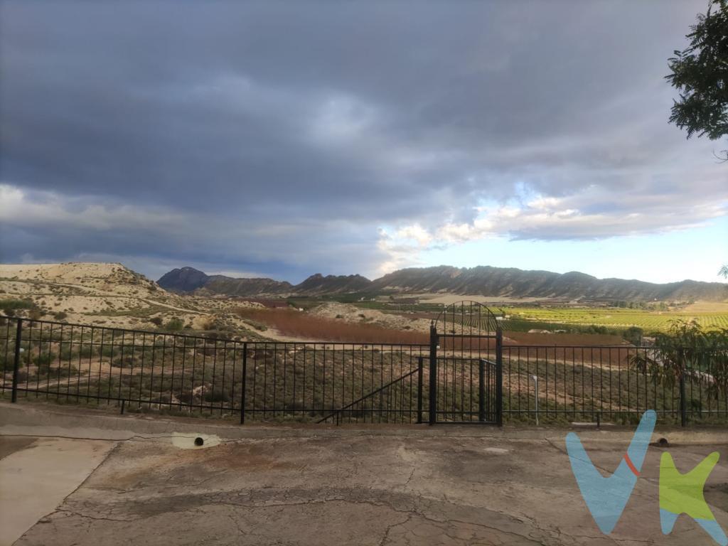 Crea el hogar que siempre has soñado... En el tranquilo rincón de Fenazar, Molina de Segura, te espera una joya oculta: una auténtica casa cueva que combina la tradición rústica con las comodidades modernas. Esta casa cuenta con tres espaciosas habitaciones que te ofrecen amplitud y calidez, perfectas para acomodar a tu familia o invitados. El salón de esta casa cueva es un lugar de encuentro, donde una hermosa chimenea te invita a crear recuerdos junto a tus seres queridos en noches acogedoras. La cocina rústica es el corazón de la casa, donde los aromas de la comida casera llenan el aire, y la tradición se mezcla con la funcionalidad moderna. El baño completo, diseñado con todas las comodidades, es un rincón de relajación donde puedes consentirte. Pero lo que hace que esta propiedad sea realmente especial es su exterior. Aquí, una impresionante área de barbacoa se erige como el lugar perfecto para celebrar encuentros memorables al aire libre. Desde este rincón, disfrutarás de unas vistas panorámicas que abarcan las majestuosas montañas y te ofrecen una vista completa de Molina de Segura. Además, en esta propiedad, tienes la oportunidad de extender tus sueños por un vasto terreno de 12,000 metros cuadrados. Un verdadero paraíso de espacio al aire libre, donde puedes dejar volar tu imaginación y personalizarlo según tus deseos. Aquí, la vida se ralentiza, el ruido se desvanece y la paz y la serenidad de la vida en la montaña se apoderan de tu día a día. El precio es una oportunidad que no puedes dejar pasar, ya sea que estés buscando una vida en la naturaleza o una inversión única en una propiedad con un potencial turístico emocionante. Cuando te pongas en contacto con nosotros te informaremos de los gastos que no están incluidos en el precio, gastos de compraventa y honorarios de agencia y te ayudaremos para que tu proceso de compra con nosotros se convierta en un. Calma: Estado ideal de tranquilidad que tendrás al comprar tu casa con nosotros. *Por último, te vamos a contar una cosa: Los propietarios han confiado en nosotros y nos han contratado en exclusiva para que les ayudemos a vender uno de sus bienes más preciados, su casa, su hogar. Esto para ti, como comprador, será una garantía ya que tendrás acceso a un servicio de calidad, un trato fácil, sencillo y sin interferencias de terceros. Por eso, te vamos a pedir un favor, habla con nosotros, no los molestes, te vamos a ayudar en caso de interés en todo el proceso y te vamos a facilitar toda la documentación e información que precises. Como ya te habíamos dicho, ¡Un servicio de calidad!.