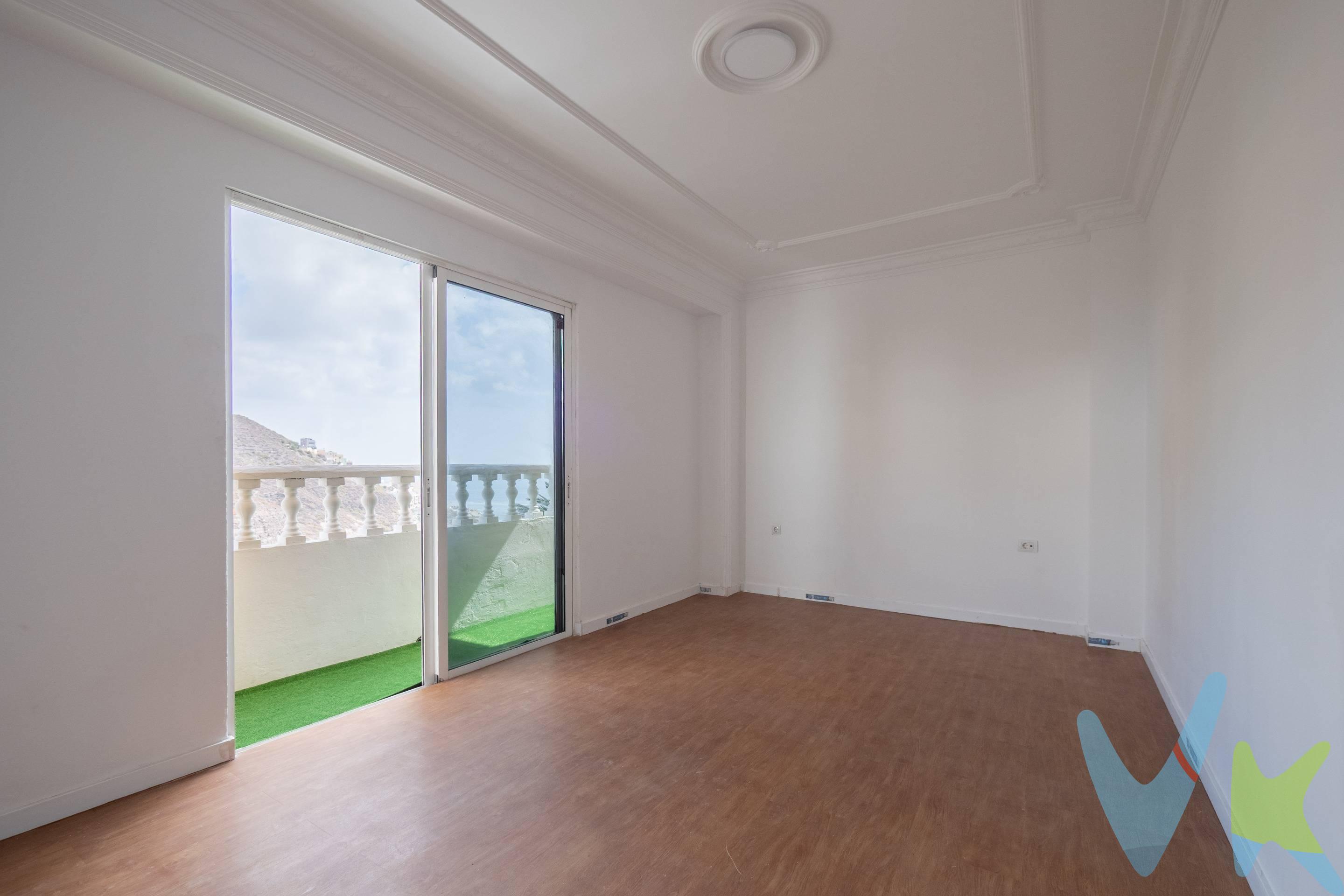 ¡Estrena vistas únicas en Las Palmas!. Te presentamos esta magnífica propiedad recién reformada, ubicada en el barrio de Salto del Negro, una zona tranquila y muy bien comunicada con el centro de la ciudad. La vivienda, totalmente a estrenar, ha sido renovada con gusto actual, cuidando cada detalle para ofrecer confort, estilo y funcionalidad. Uno de sus grandes atractivos son sus espectaculares vistas a la bahía, que podrás disfrutar desde el salón o el dormitorio principal, convirtiendo cada amanecer y atardecer en un verdadero regalo visual. Su conexión con las principales vías y servicios te permite vivir con tranquilidad sin renunciar a la cercanía de todo lo que necesitas. Una oportunidad perfecta tanto para vivir como para invertir en una zona en crecimiento, con todo el encanto de Las Palmas y una reforma impecable lista para entrar a vivir. ¿La vemos?. *Algunas de las imágenes mostradas pueden haber sido retocadas digitalmente o generadas mediante inteligencia artificial con fines ilustrativos. Las fotos no sustituyen la visita física a la propiedad.*