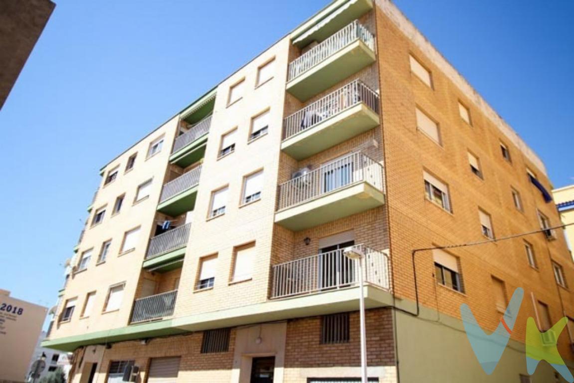 REF. 1666  Apartamento de 3 dormitorios!!! En el pueblo de Oropesa del Mar. Orientación Este. Amplio salón-comedor con acceso a la terraza donde disfrutar del sol por las mañanas. Vistas despejadas y a 700 metros de la playa morro de gos. Aire acondicionado en salón-comedor. Cocina equipada con galería. Suelo de gres.. Vivienda muy bien comunicada con todos los servicios cercanos como Tren, colegios, centro médico, farmacias, supermercados, ayuntamiento.. . El precio de venta NO INCLUYE Impuestos (I.V.A. o I.T.P.), gastos de Notaría, gastos de Registro de la Propiedad, gastos de tramitación de Escrituras ni gastos de financiación (si se precisa). Consulte Honorarios Profesionales de Agencia Inmobiliaria.. 