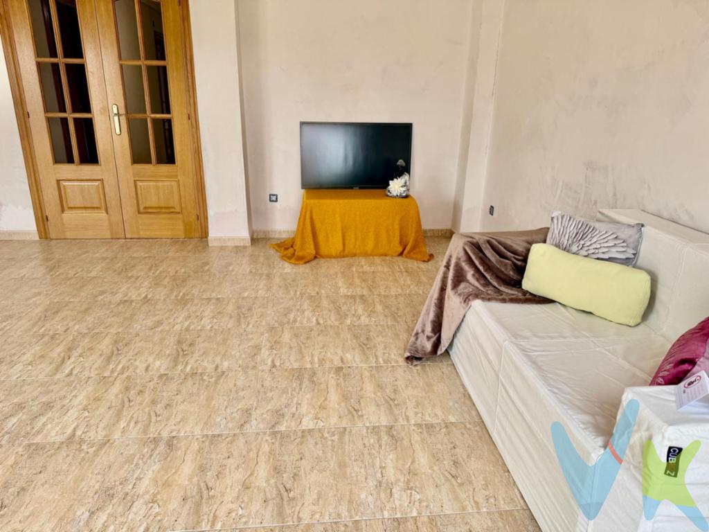 ¡OPORTUNIDAD ÚNICA DE INVERSIÓN Y VIDA EN FAMILIA! EDIFICIO COMPLETO A ESTRENAR.  ¿Busca un lienzo en blanco para construir el hogar de sus sueños o una inversión de altísima rentabilidad garantizada? Este espectacular edificio de tres alturas, construido con las mejores calidades en el año 2006, representa una oportunidad que rara vez se ve en el mercado actual: ¡está completamente a estrenar! Jamás ha sido habitado. Usted será el primero en inaugurar cada una de sus amplias estancias, disfrutando de la gran solidez de una obra moderna sin el más mínimo desgaste.La verdadera joya de la propiedad se encuentra en su magnífica planta baja. Olvídese para siempre de dar vueltas buscando aparcamiento. La vivienda le recibe con una impresionante cochera totalmente diáfana que cuenta con capacidad holgada para albergar hasta tres vehículos simultáneamente. Pero este espacio va mucho más allá de un simple garaje: sus excepcionales dimensiones y enorme versatilidad le permitirán transformarlo en lo que siempre deseó. Imagine montar un gran taller privado, el almacén perfecto para su negocio, o una espectacular zona de ocio y eventos para la familia. Todo ello con salida directa a un íntimo patio interior ideal para instalar su barbacoa y disfrutar del aire libre con absoluta privacidad, sin salir de su hogar.Ascendiendo por su luminosa escalera, descubrimos el área residencial repartida de forma inteligente en sus tres alturas. Cada nivel se proyectó bajo un concepto muy funcional y práctico, pensado para maximizar la entrada de luz natural. Sus salones son el punto de encuentro perfecto para relajarse, y las cocinas invitan a disfrutar de la gastronomía de forma cómoda. Los dormitorios exteriores garantizan su máximo descanso. Esta distribución por plantas hace del inmueble el lugar idóneo tanto para familias numerosas que quieren convivir manteniendo su independencia, como para inversores que busquen un alto retorno continuo mediante el alquiler por pisos.Todo ello situado en un entorno estratégico, seguro y familiar, con colegios en la puerta, supermercados, parques y excelente conexión por autobús. Disfrutará del ansiado equilibrio entre la absoluta paz de su hogar y el hecho de tener todos los servicios a un paso.No deje escapar esta maravillosa joya inmobiliaria que aúna diseño, espacio, versatilidad y una enorme rentabilidad. ¡Invierta con total seguridad, programe hoy su visita y deje que este singular edificio le enamore al instante!Posibilidad de financiación hasta el 100%, pregúntanos y te haremos un estudio gratuito. Agencia Registrada con el número 1.399 en el Registro Obligatorio de Agentes Inmobiliarios de la Comunidad Valenciana. Puede consultar en la web de la GVA. Gastos e impuestos no incluidos en el precio. A título orientativo, en segundas transmisiones, el comprador abonará el Impuesto sobre Transmisiones Patrimoniales (ITP), cuyo tipo general en la Comunidad Valenciana es el 10% (*) sobre la base imponible, que será el mayor valor entre precio de compraventa, tasación o valor de referencia catastral. Gastos de notaría y Registro de la Propiedad: aproximado entre 1.000 y 2.000 euros (aranceles variables según precio, número de copias y complejidad). El comprador escoge libremente notario. El vendedor asume, por ley, los gastos que le correspondan, salvo pacto contrario. Si se precisa hipoteca, tasación, condiciones y costes bancarios según entidad elegida por el comprador; así como los gastos de gestoría y cualesquiera otros inherentes a la formalización de la compraventa. De acuerdo con la ley, no se incluyen en el precio otros gastos o tributos que legalmente correspondan al comprador. Los honorarios de intermediación inmobiliaria al vendedor no incluidos en el precio. Los honorarios de intermediación inmobiliaria al comprador: 2,5 % + IVA calculados sobre el precio de venta con un mínimo de 3.000 euros + IVA(*) Consultar condiciones concretas según circunstancias personales o régimen fiscal aplicable. Puedes llamar al y te informaremos de tu caso en concreto. El consumidor tiene derecho, conforme a la normativa vigente, a disponer de información y documentación adicional relativa al inmueble y condiciones de la compraventa, accesible en la sede física de la agencia situada en Avenida Rey Don Jaime nº74, 7ºB, Castellón de la Plana. La agencia actúa exclusivamente como intermediaria en la operación. Cualquier compraventa y sus condiciones quedan sujetas en todo caso a la aceptación expresa del vendedor del inmueble y a la posterior formalización del correspondiente contrato. El presente anuncio tiene carácter meramente informativo: la información suministrada se corresponde con la disponible a la fecha de publicación, pudiendo variar en función de las circunstancias o actualizaciones legales, contractuales y fiscales.  