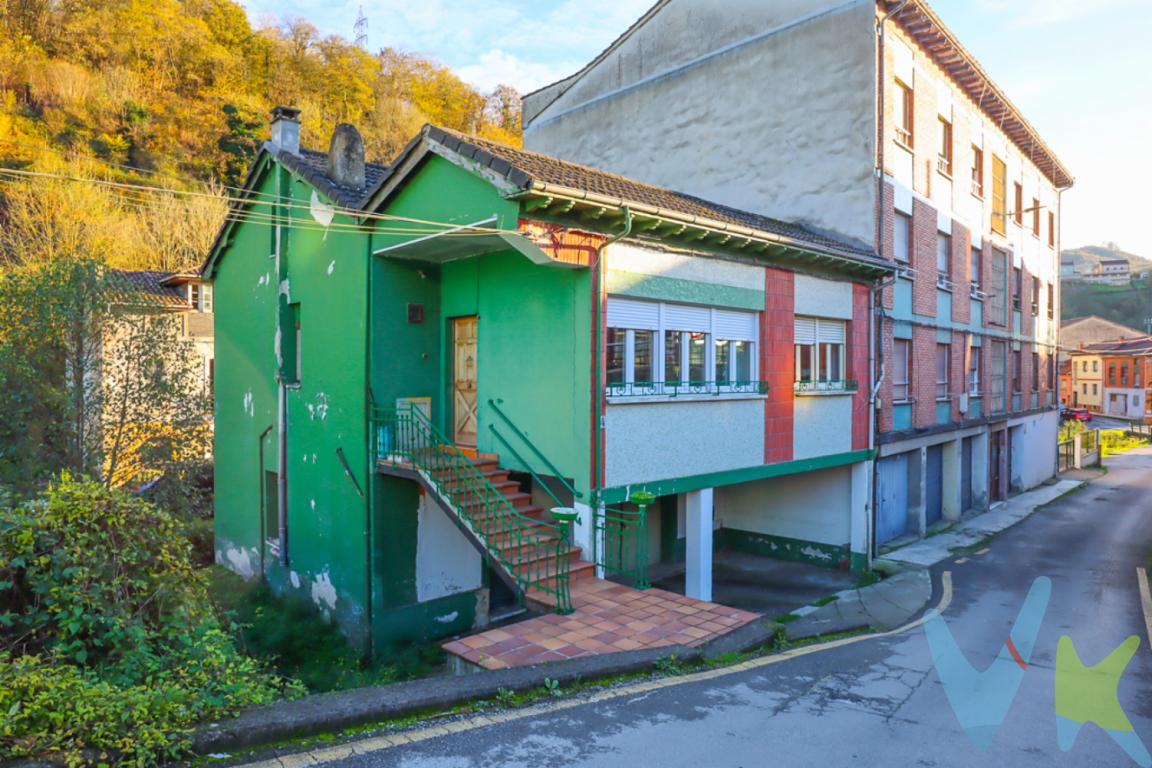 ¿Y si por el precio de un piso pudieras tener tu propia casa, con espacio para toda la familia, garaje y la tranquilidad de entrar a vivir sin reformas?En Tuilla, Langreo, te presentamos esta vivienda unifamiliar que reúne todo lo que muchas personas buscan: amplitud, independencia, comodidad y un precio realmente atractivo.Por solo 92.000 , podrás disfrutar de una casa con cinco dormitorios, garaje propio y una distribución en varias plantas que ofrece espacio para cada momento de tu vida.Y lo mejor: la vivienda se encuentra en perfecto estado de conservación, lista para entrar a vivir, con calefacción de gasóleo y sin necesidad de realizar reformas inmediatas.Una casa con espacio para todos y posibilidades para mucho más.La planta principal dispone de tres dormitorios, salón, cocina y recibidor, creando un hogar cómodo y funcional para el día a día.En la planta bajo cubierta encontrarás dos dormitorios adicionales y espacio de almacenaje. Habitaciones que pueden convertirse en dormitorios para los hijos, zona de invitados, despacho o ese espacio personal que siempre has deseado.La planta sótano cuenta con garaje, una comodidad especialmente valorada que aporta seguridad, practicidad y espacio adicional.Todo lo que necesitas, sin renunciar a la comodidad de estar bien comunicado.Situada en Tuilla, la vivienda disfruta de una ubicación práctica, con transporte público en la puerta y buenas conexiones por carretera con Langreo, Oviedo y Gijón. Además, tendrás próximos los servicios esenciales para el día a día: consultorio médico, farmacia, colegio, tiendas de alimentación, comercios locales y establecimientos de hostelería. Una ubicación que permite disfrutar de un entorno tranquilo sin renunciar a las ventajas de tener todo a mano.Una oportunidad para comprar con cabeza y empezar a disfrutar con ilusión.Cinco dormitorios, garaje, calefacción, buen estado de conservación y una casa preparada para recibir a sus nuevos propietarios.Todo ello por 92.000 .Una excelente oportunidad para quienes desean dejar atrás el alquiler, buscan más espacio para su familia o simplemente quieren disfrutar de las ventajas de tener una casa propia sin realizar una gran inversión inicial. Porque encontrar una casa amplia, bien comunicada y lista para vivir a este precio no es algo que aparezca todos los días.Ven a visitarla. Quizá estés mucho más cerca de tener tu propia casa de lo que imaginas.No están incluidos en el precio Impuesto de Transmisiones Patrimoniales y los gastos de Notaría y Registro.Los honorarios de la agencia inmobiliaria son asumidos íntegramente por la parte vendedora no suponiendo coste alguno para el comprador. 