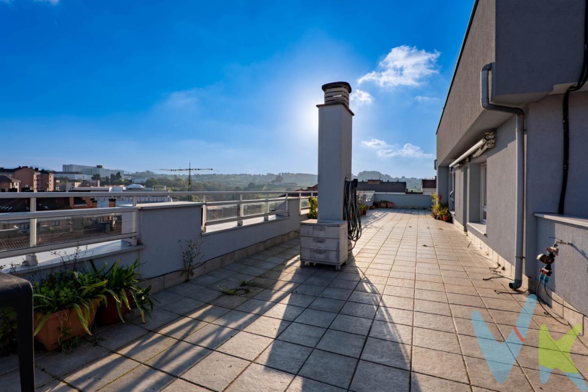 Atico con espectacular terraza de 75 m2 en Calle Juan Ochoa Nº 17, la zona más demandada de Avilés  Carbayedo-QuirinalSi buscas luz, espacio exterior y ubicación, esta vivienda te va a encantar. Presentamos este fantástico ático situado en la calle Juan Ochoa, en una décima planta, en una de las zonas más valoradas de Avilés, junto al estadio Estadio Roman Suárez Puerta.La vivienda se distribuye en dos dormitorios con armarios empotrados, salón con cocina integrada y un baño, todo ello en muy buen estado de conservación y listo para entrar a vivir. Es una vivienda luminosa y muy soleada gracias a su altura y orientación.Pero sin duda, el gran protagonista de este ático es su impresionante terraza de más de 75 m². Un espacio excepcional en pleno centro de Avilés que convierte esta propiedad en algo único. Podríamos decir que te ofrecemos una estupenda terraza en el centro de la ciudad ¡a la que se le ha añadido una acogedora vivienda de dos dormitorios!La vivienda cuenta además con servicios centrales con contador individual, lo que aporta comodidad y eficiencia.Ubicada en la zona de Carbayedo-Quirinal, una de las áreas con mayor demanda de la ciudad, rodeada de todo tipo de servicios: cafeterías, restaurantes, comercios, centro de salud y zonas deportivas, además de excelentes comunicaciones con la autovía.Una oportunidad perfecta tanto para vivir como para invertir en una de las mejores zonas de Avilés.Si buscas una vivienda con terraza, soleada, luminosa, en perfecto estado y en una ubicación consolidada y muy valorada, esta puede ser tu oportunidad.Llámanos y te informaremos con todo detalle. Estaremos encantados de acompañarte a visitarla.Se informa a los interesados que el precio de venta indicado no incluye el Impuesto de Transmisiones Patrimoniales (ITP), ni los gastos derivados de la compraventa (notaría, registro de la propiedad, etc.), ni los honorarios de la agencia inmobiliaria al comprador. 