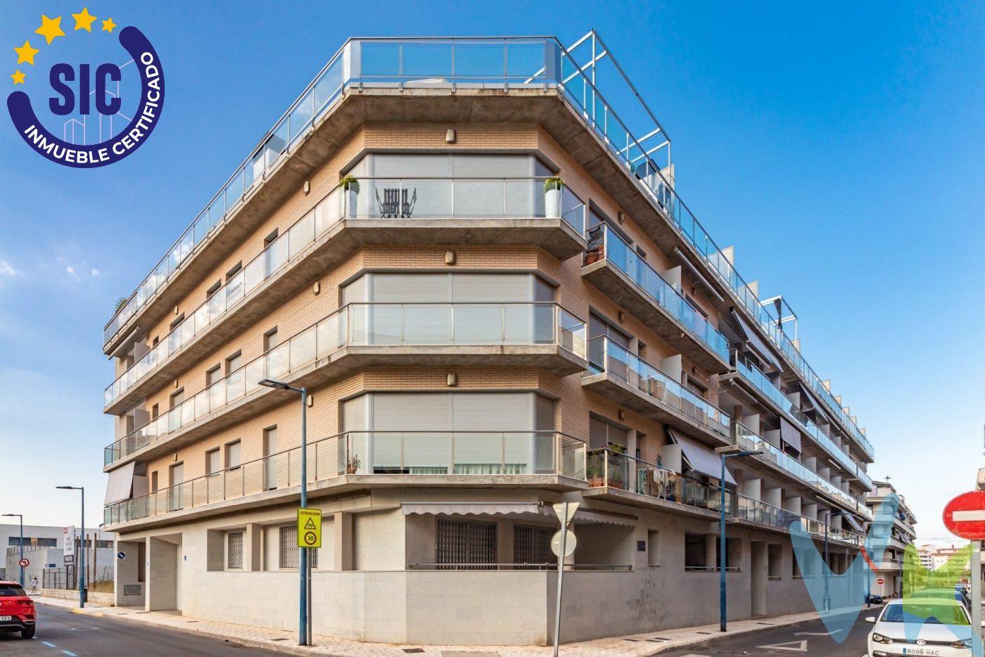 Te presentamos esta fantástica planta baja en la zona de Llanells, Peñíscola, perfecta tanto como vivienda habitual como segunda residencia. Con 94 m² construidos, esta propiedad destaca por su cómodo acceso sin escaleras, ideal para familias, personas mayores o quienes valoran la comodidad del día a día. Dispone de un amplio salón de 23 m², muy luminoso gracias a su orientación sur, y una cocina totalmente equipada de 8 m², lista para disfrutar de la cocina en casa. Cuenta con dos habitaciones dobles, siendo la principal tipo suite con baño privado, lo que aporta un plus de intimidad y confort; además, tiene un segundo baño completo. Dispone una terraza privada de 4 m²,  además de un patio interior que aporta ventilación y luz extra a la vivienda. Entre otras comodidades, incluye climatización frío-calor por bomba de aire, calefacción independiente, alarma, videoportero y ascensor en el edificio. También cuenta con plaza de parking, para que no tengas que preocuparte por el aparcamiento. La ubicación es inmejorable: rodeada de todos los servicios (supermercados, farmacias, colegios, tiendas, etc.) y a pocos minutos a pie de la Playa Neptuno y el paseo marítimo. Todo esto por solo 130.000 €. ¡Una gran oportunidad para vivir o invertir en una de las zonas más demandadas de Peñíscola!. 
