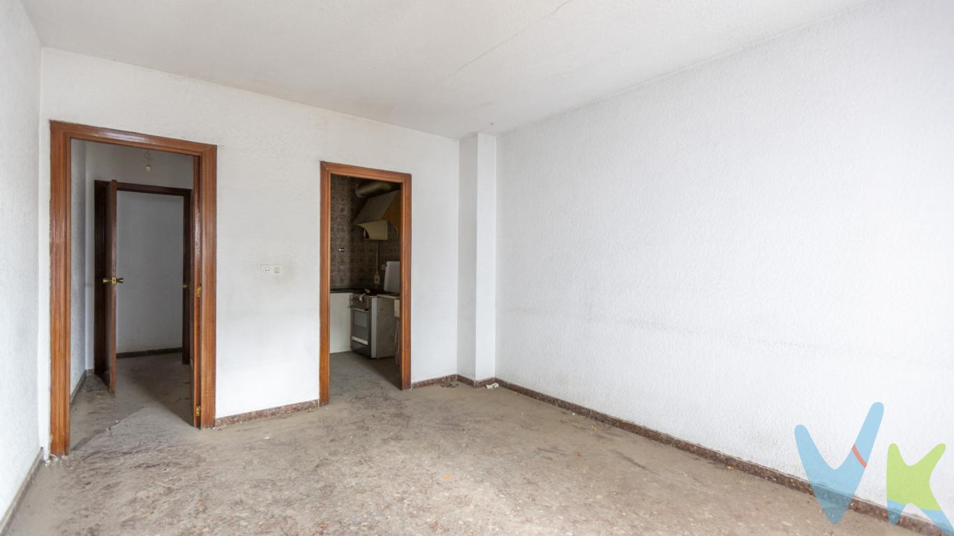 Atico en la emblemática Avenida Reino de Valencia, situado en una novena planta real que regala una panorámica única de la ciudad. Desde aquí, Valencia se ve distinta: más luminosa, más abierta, más tuya.🌇 Una vivienda para diseñar tu propio estilo de vida Con 90,48 m² construidos y una distribución actual de 3 dormitorios, este ático ofrece un lienzo perfecto para crear la casa que sueñas. Lo mejor: incluye un proyecto de reforma realizado por arquitecto, para que imagines cómo sería vivir en un espacio moderno, eficiente y hecho a tu medida.🏗️ Reformar aquí no es gastar: es transformar valor Tener la libertad de crear un hogar al detalle en una de las zonas más buscadas de Valencia es una oportunidad difícil de encontrar. Además, el proyecto ya diseñado te ahorra tiempo, dudas y decisiones complejas.🚪 ¿Y el ascensor solo llega hasta la planta 8? Sí, y eso tiene una ventaja inesperada: 🔸 Más privacidad 🔸 Menos tránsito de vecinos 🔸 Mayor tranquilidad en la planta superior Solo un tramo de escalera separa tu hogar del resto y te garantiza una planta realmente exclusiva.📍 Ubicación con vida propia En Reino de Valencia todo está cerca: el centro, el Ensanche, Ruzafa, los jardines del Turia, cafeterías, moda, servicios y conexiones perfectas con toda la ciudad.🌟 Un ático único, con vistas de película y con el poder de convertirse en la vivienda que imagines.🗺️ Aquí tu proyecto de vida tiene ciudad al frente y futuro en cada metro.__________________  Nuestro servicio con cada uno de nuestros clientes es en exclusividad, por lo que nosotros le garantizamos un servicio de calidad y sencillo sin interferencias de terceros, nuestra inmobiliaria trabaja con exclusividad compartida, por lo que estaremos encantados de colaborar con cualquier agencia o particular que esté interesado en el inmueble. Por ese motivo, se ruega no molestar al propietario o inquilinos de la propiedad. Si usted es un posible cliente o agente inmobiliario, interesado en esta propiedad, no dude en llamarnos a nosotros, estaremos encantados de colaborar. El precio indicado no incluye los honorarios de intermediación inmobiliaria, que deberán ser abonados por el comprador de forma independiente. 