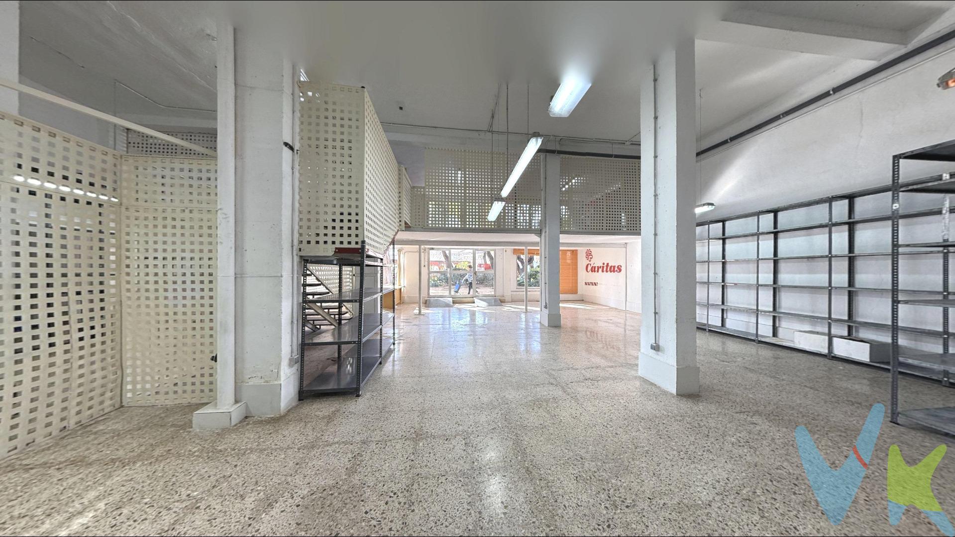 Local comercial en Santa María de Gracia: amplitud y ubicación para tu negocio. El local, según mediciones, tiene una superficie construida total aproximada de 259 m², distribuida en dos plantas: PLANTA BAJA - Almacén A, almacén B, aseo y cuarto limpieza; ENTREPLANTA - almacén C. Sin embargo, en las escrituras, solo consta de una superficie en planta baja de 165.51 m², y en catastro aparece erróneamente una superficie en dos plantas de 378 m². En cuanto a alturas libres, el local cuenta con una cota de 4.60 m hasta el forjado de la planta de viviendas superior, siendo 4.40 m la altura hasta una jácena colgada. En la zona inferior a la entreplanta, la altura es de 2.34 m. Y en la misma entreplanta, por su parte superior, tiene una altura de 2.14 m. Con una orientación suroeste, recibe una excelente iluminación natural, lo que contribuye a crear un ambiente agradable y funcional. Su suelo de terrazo garantiza resistencia y facilidad de mantenimiento. La fachada tiene una longitud de 14 m, y en la misma, hay dos escaparates y dos accesos: uno peatonal en la parte central y otro en la misma línea de fachada pero con rampa para facilitar el acceso a pallets. La altura de 4.40 m en gran parte del local ofrece un espacio amplio y versátil, ideal para almacenamiento de mercancías y equipos. Además, cuenta con un aseo y un cuarto de limpieza, lo que aporta comodidad y funcionalidad para el día a día en el local. Actualmente, el local está equipado con estanterías de almacenamiento, ofreciendo una solución inmediata para la organización de productos. Este local se puede destinar actualmente a almacén sin necesidad de reforma. Sin embargo, para cualquier otra actividad comercial, sería necesario demoler total o parcialmente el forjado de la entreplanta y realizar las reformas pertinentes para dar a los accesos, la altura mínima de 2,5 m. aprovechando la altura de 4.40 m para crear un espacio abierto y adaptable a diferentes usos. Ubicado en Santa María de Gracia, una de las zonas con mayor actividad comercial de Murcia, este local se encuentra en Calle Abderramán II, nº 2, una ubicación estratégica que facilita la visibilidad del negocio y el tránsito de clientes. Además, está muy próximo a Ronda Norte, lo que mejora su accesibilidad y conexión con otras áreas de la ciudad. Su proximidad a los principales servicios y su conectividad con el transporte público lo convierten en una opción ideal para diferentes actividades empresariales. Entre sus ventajas destacan su excelente conexión con autobuses y tranvía. Además, se encuentra próximo a centros comerciales, colegios, hospitales y supermercados, lo que garantiza un flujo constante de personas. También dispone de parques y zonas infantiles en las inmediaciones, lo que contribuye a crear un entorno atractivo para diferentes públicos. CONDICIONES. -Suministros dados de alta. -Comercializamos este inmueble en exclusiva compartida, y disponemos de toda la información necesaria. Se ruega no molestar a la propiedad y/o a los vecinos. -La oferta está sujeta a cambios o retirada del mercado sin previo aviso. Este anuncio en su conjunto, incluyendo textos, fotos, imágenes o cualquier otro contenido del mismo no es vinculante. Se muestra a título informativo y no contractual. ATENDEMOS LLAMADAS A INTERESADOS DE 10:00-14:00 Y DE 16:00-20:00. Si no contestamos, escríbanos por mensaje y le contestaremos lo antes posible. Si lo deseas, podemos concertar una cita en el local y explicarte todo.